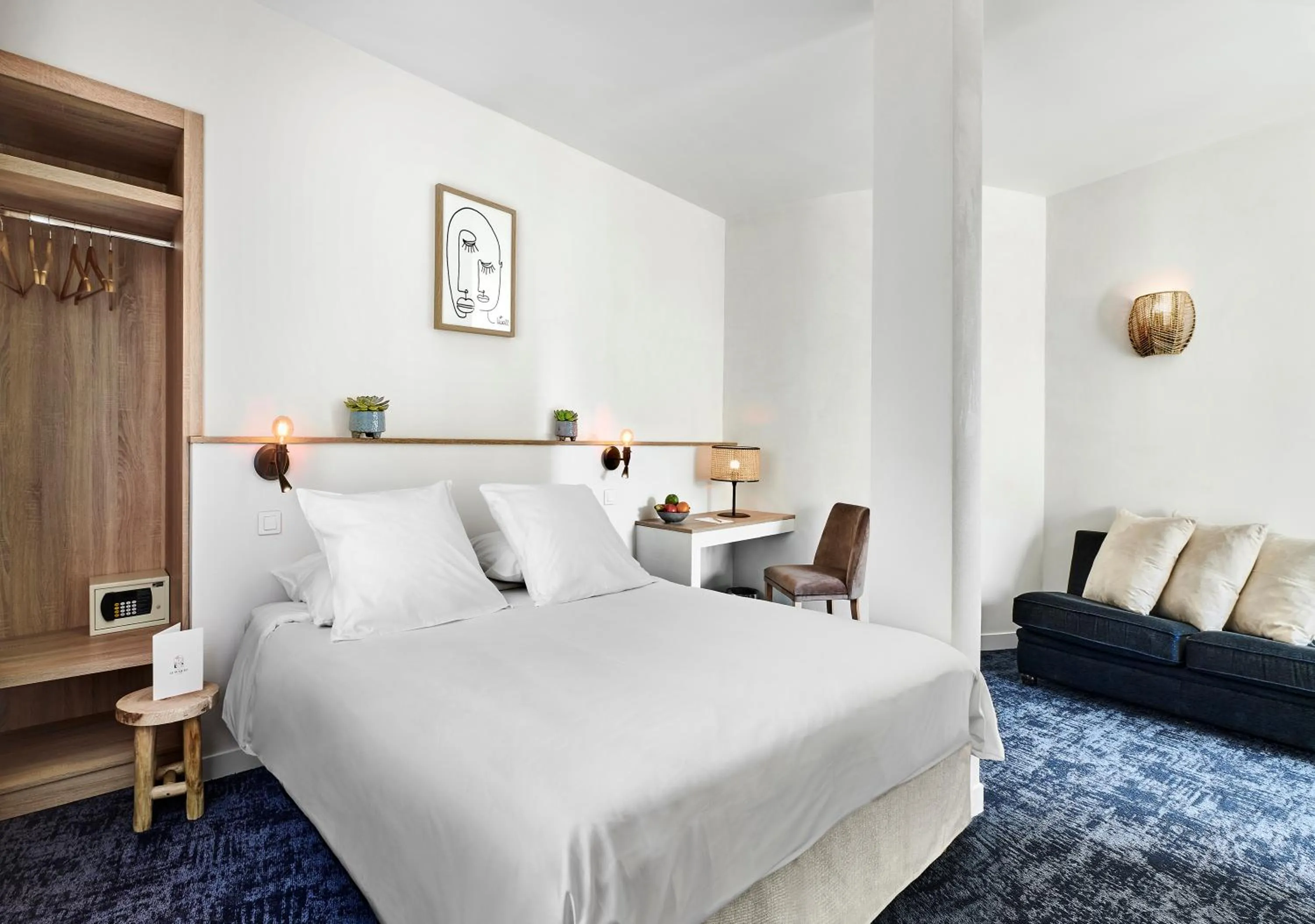 Bedroom, Bed in Hotel Le Suquet Cannes