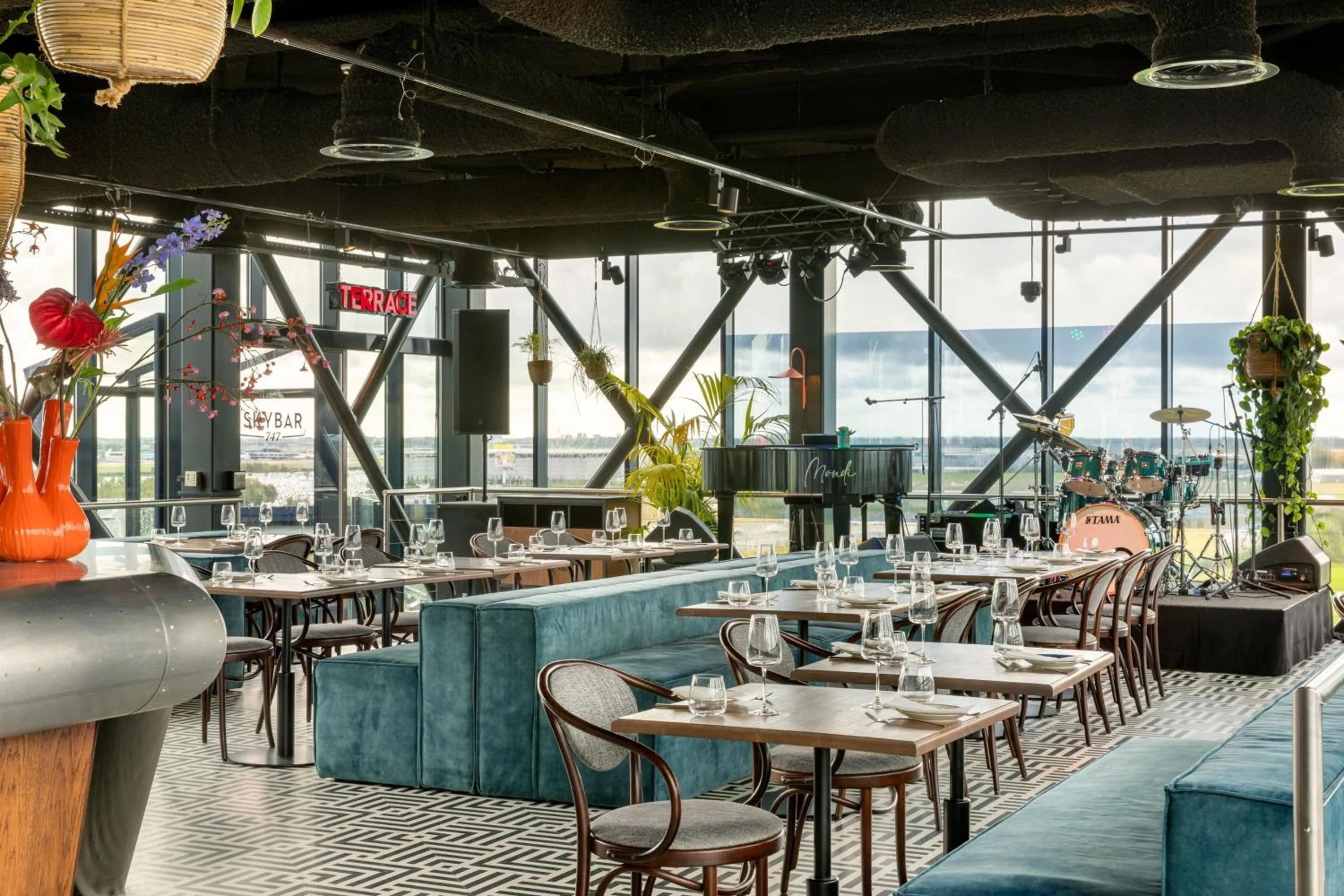 Lounge or bar in Corendon Amsterdam Schiphol Airport, a Tribute Portfolio Hotel