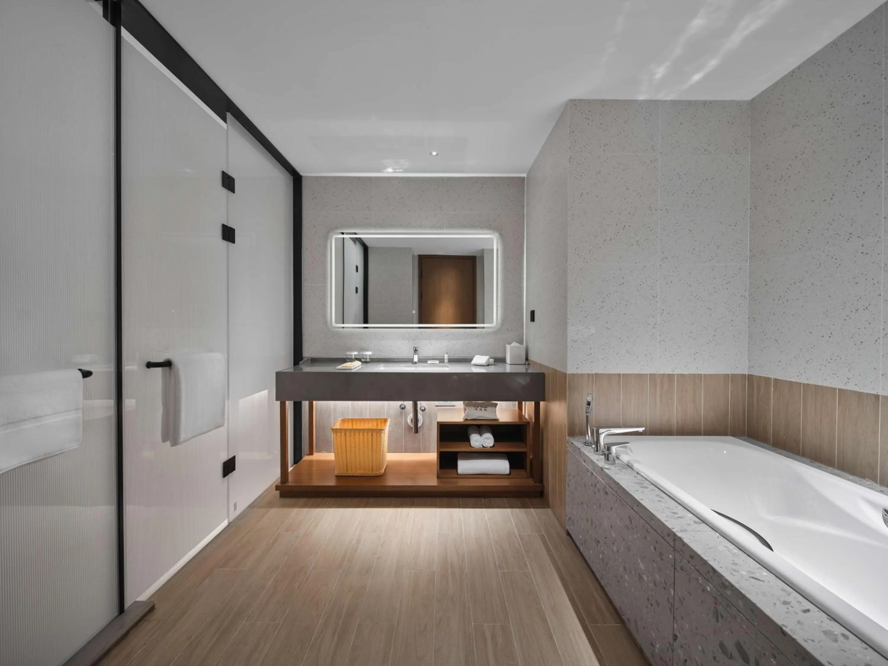 Bathroom, Bed in Hilton Garden Inn Jincheng Gushuyuan