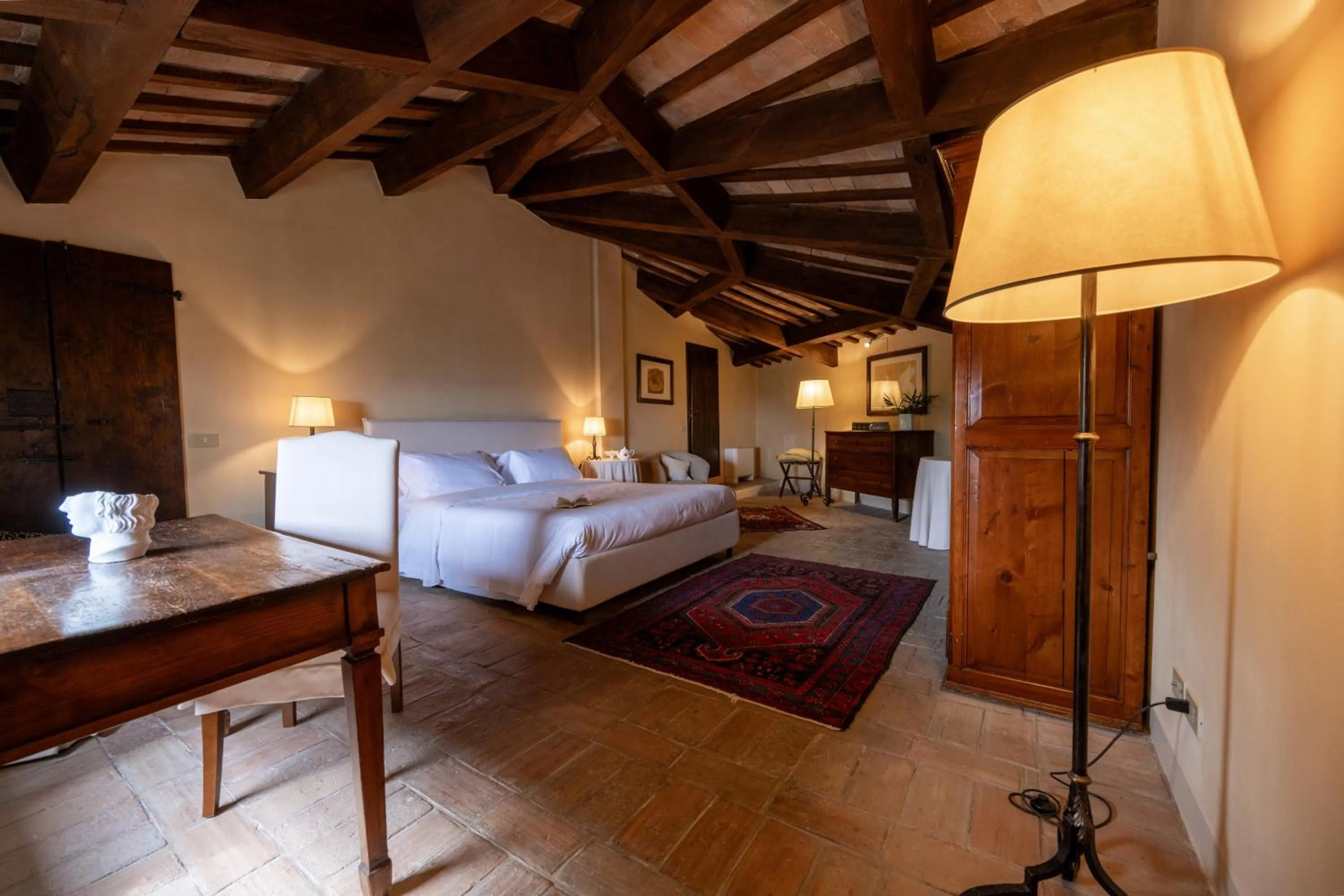 Photo of the whole room, Bed in Palazzo Viviani - Castello di Montegridolfo