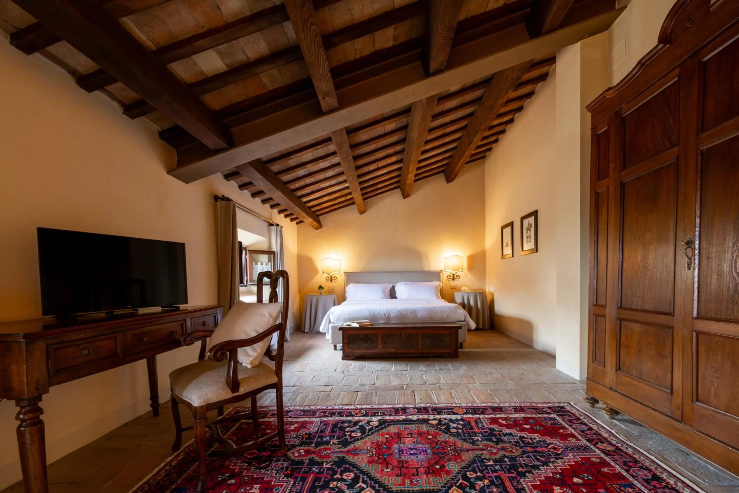 Photo of the whole room, Bed in Palazzo Viviani - Castello di Montegridolfo