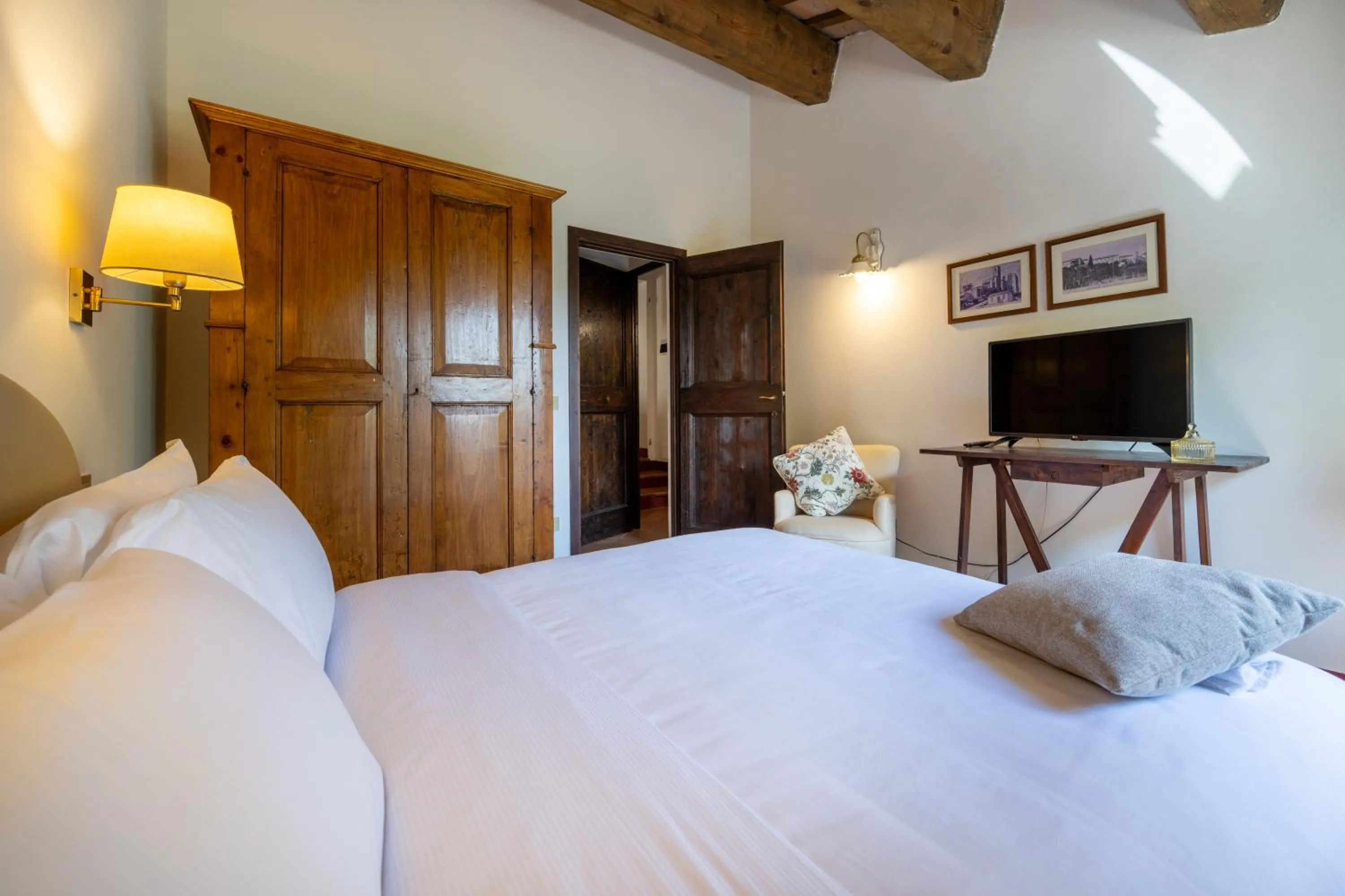 Bedroom, Bed in Palazzo Viviani - Castello di Montegridolfo