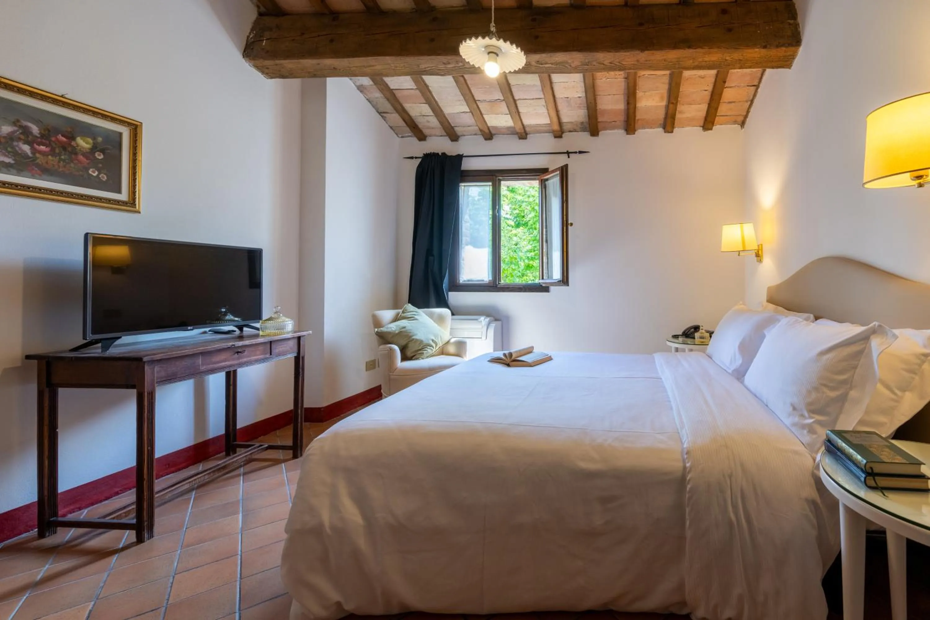 Bedroom, Bed in Palazzo Viviani - Castello di Montegridolfo