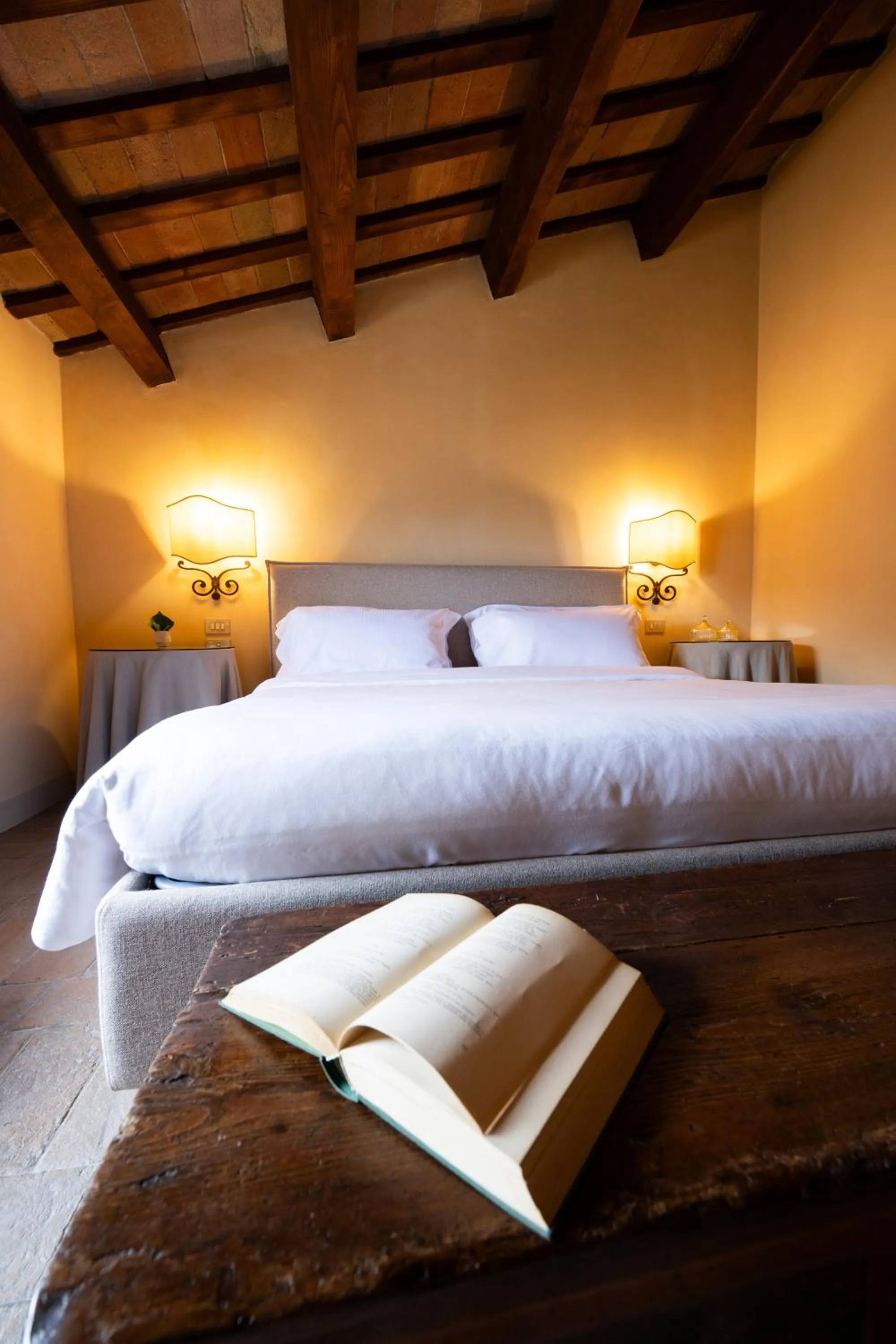 Bedroom, Bed in Palazzo Viviani - Castello di Montegridolfo