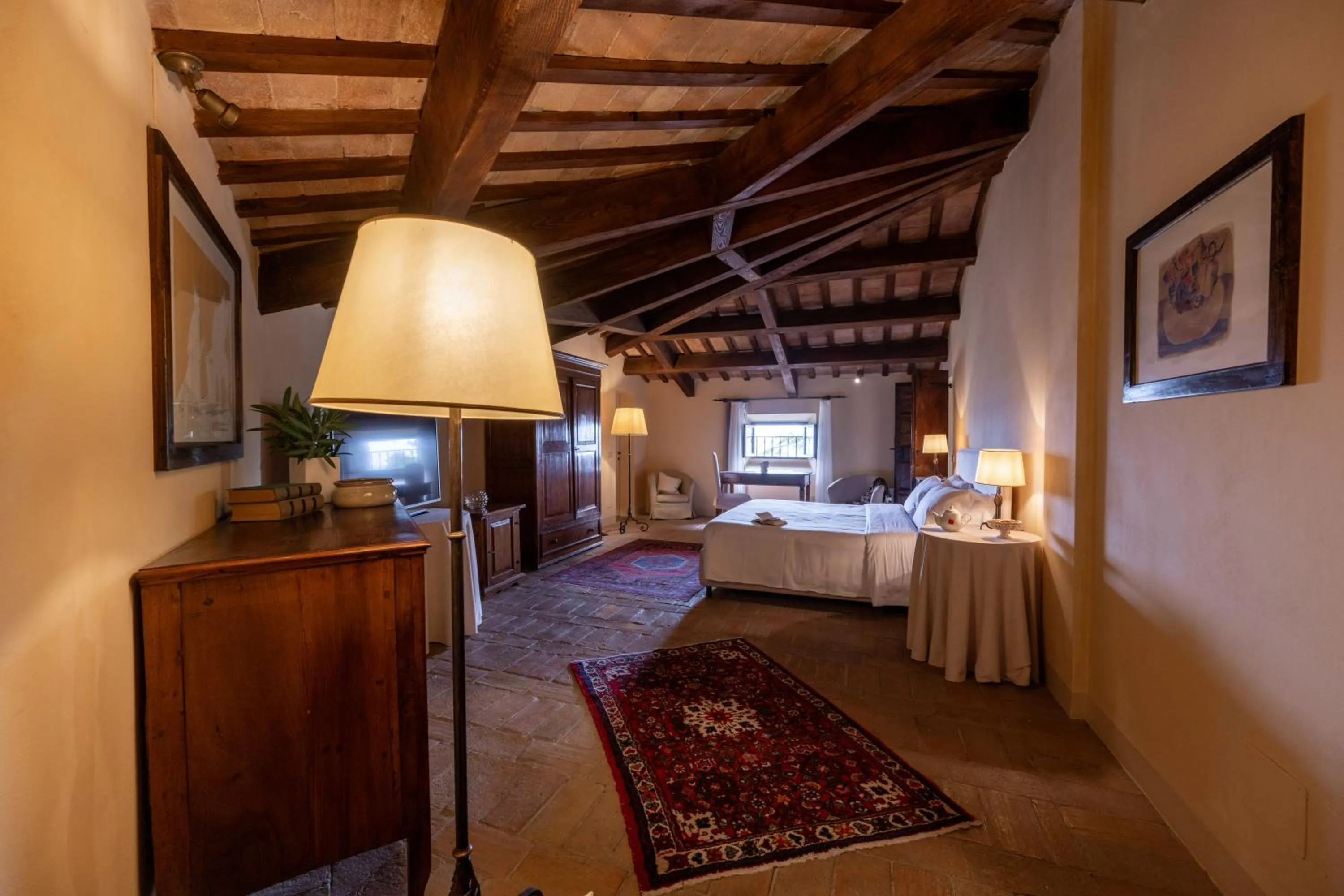Photo of the whole room, Bed in Palazzo Viviani - Castello di Montegridolfo