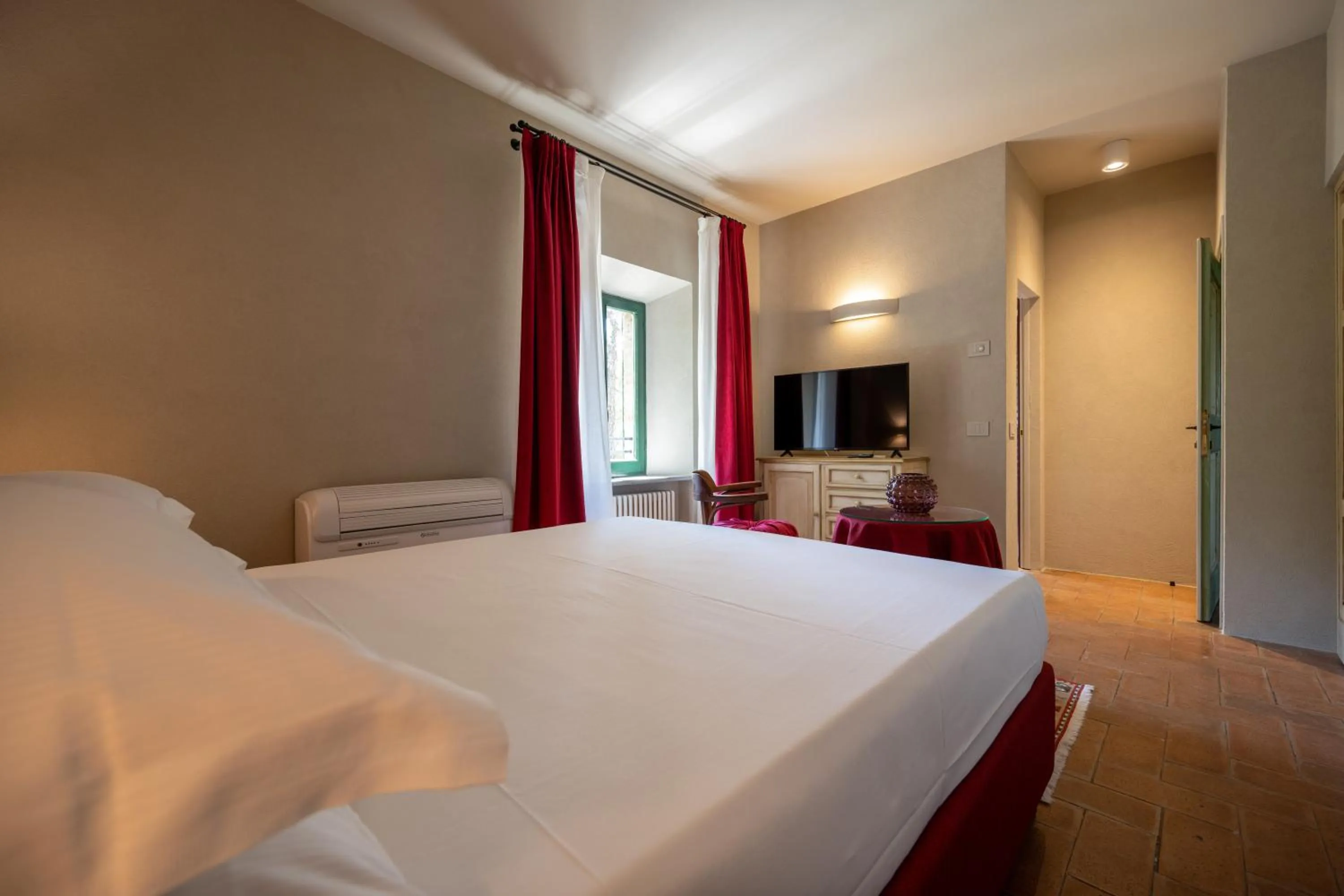 Photo of the whole room, Bed in Palazzo Viviani - Castello di Montegridolfo