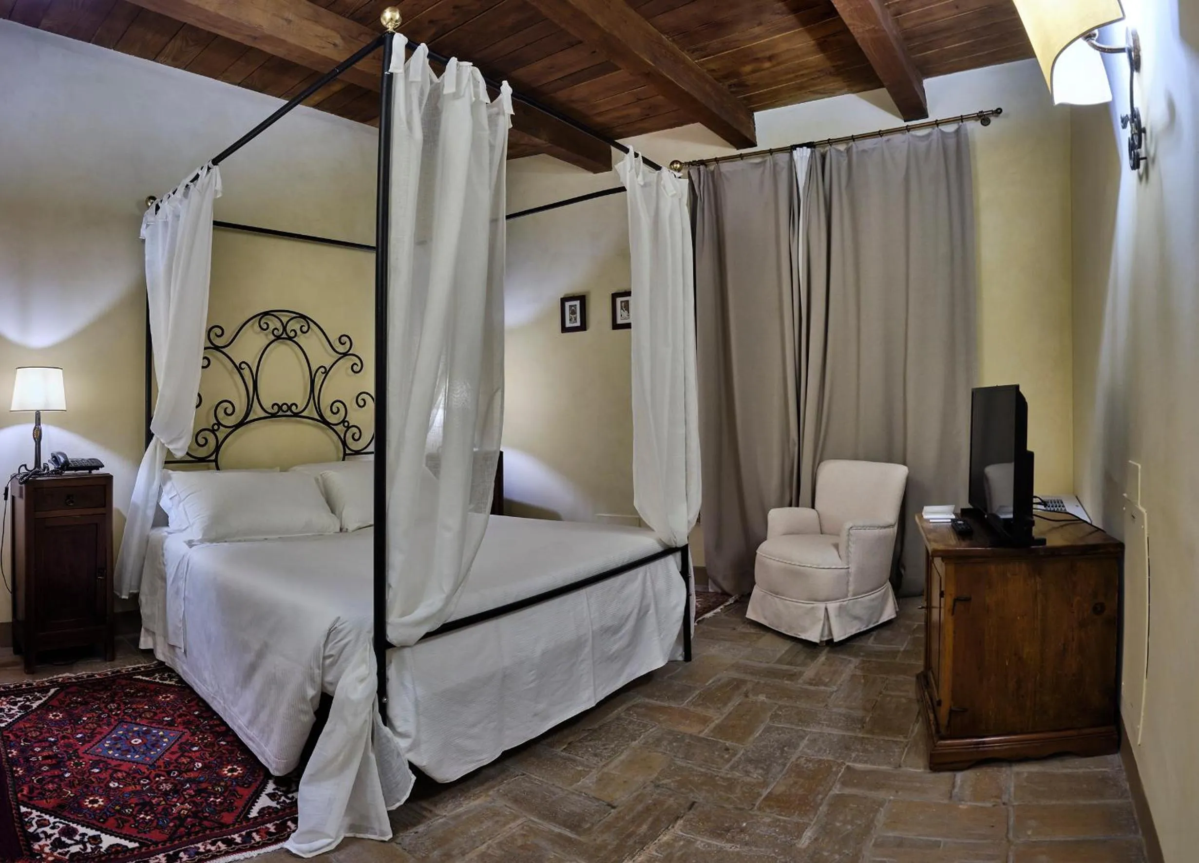 Photo of the whole room, Bed in Palazzo Viviani - Castello di Montegridolfo