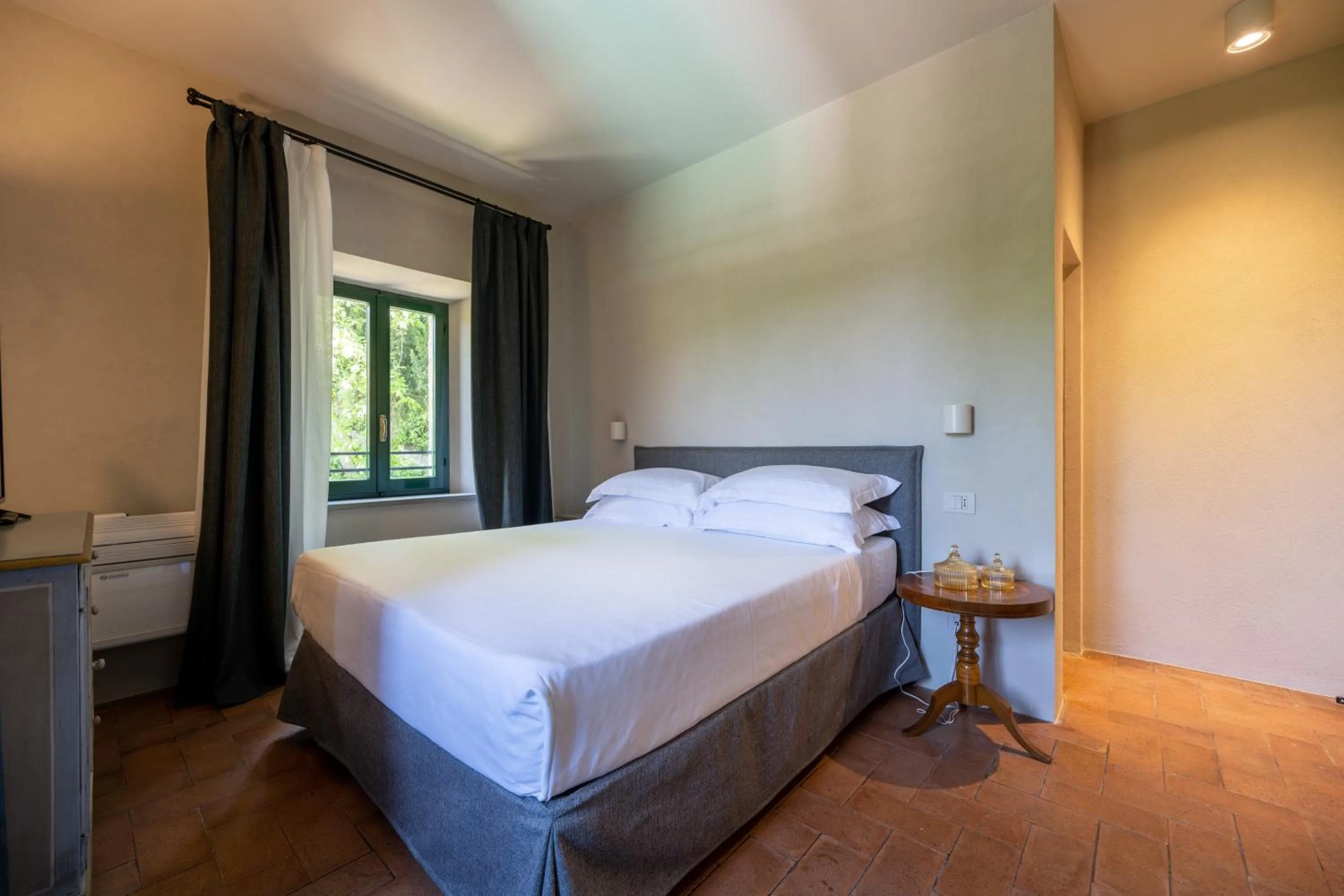 Photo of the whole room, Bed in Palazzo Viviani - Castello di Montegridolfo