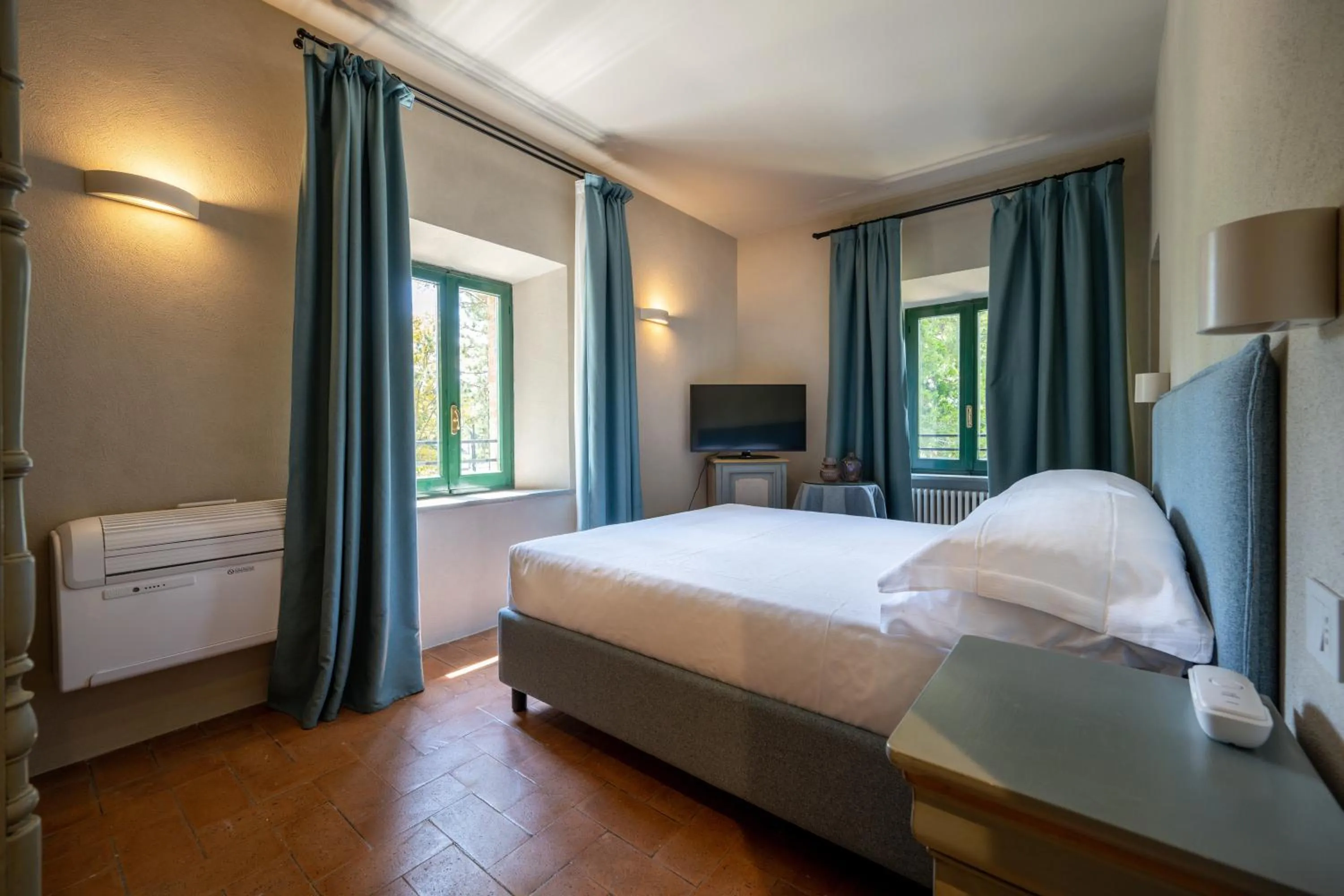 Photo of the whole room, Bed in Palazzo Viviani - Castello di Montegridolfo