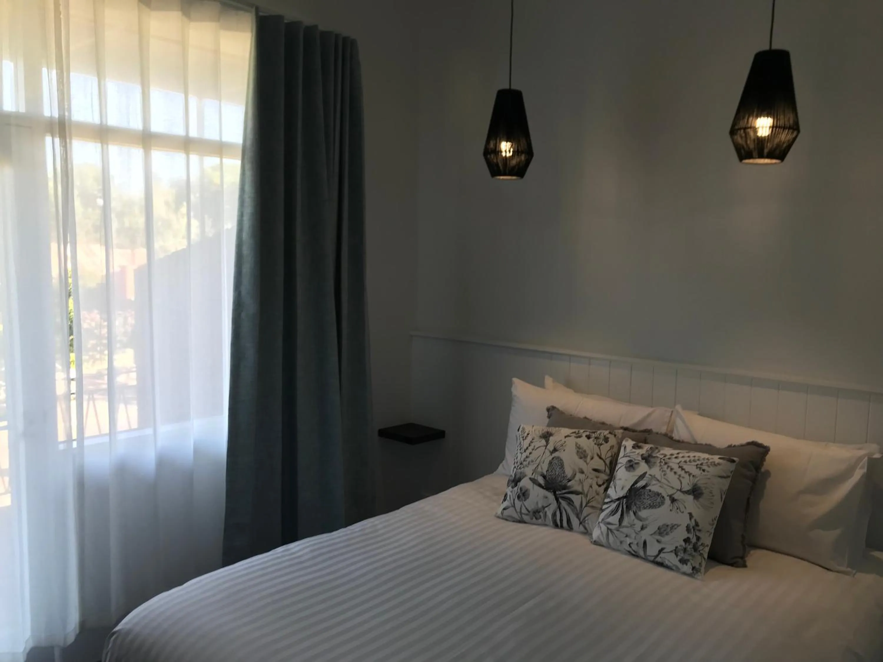 Bedroom, Bed in Myrtleford Hotel