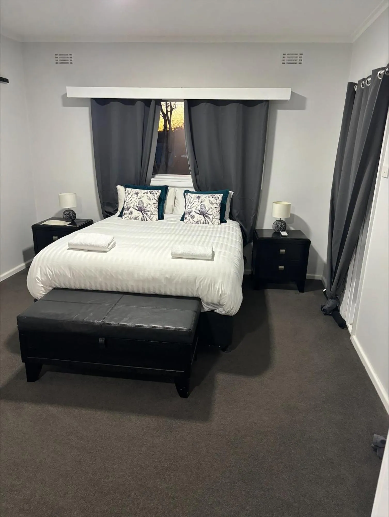 Bedroom, Bed in Myrtleford Hotel