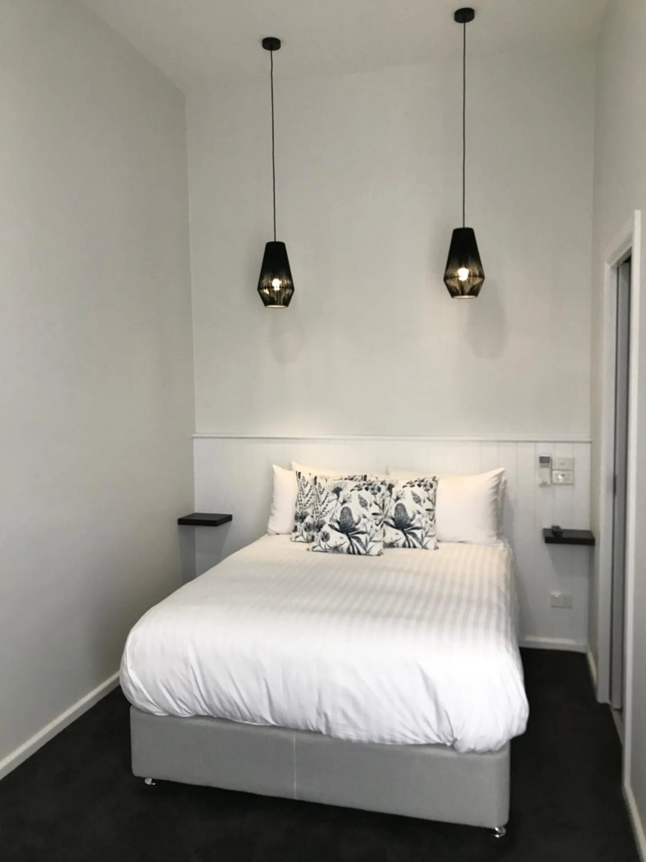 Bedroom, Bed in Myrtleford Hotel