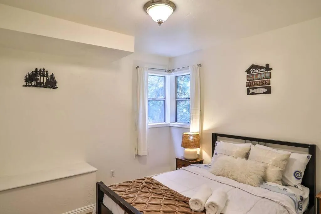 Bed in Lake house Cabin - Lake Arrowhead