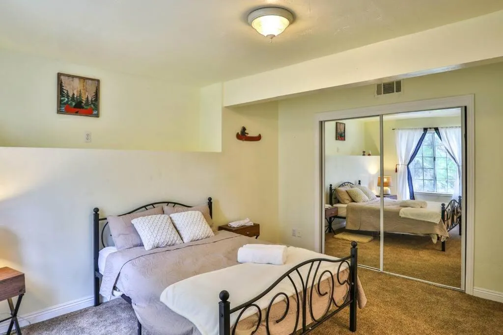 Bed in Lake house Cabin - Lake Arrowhead