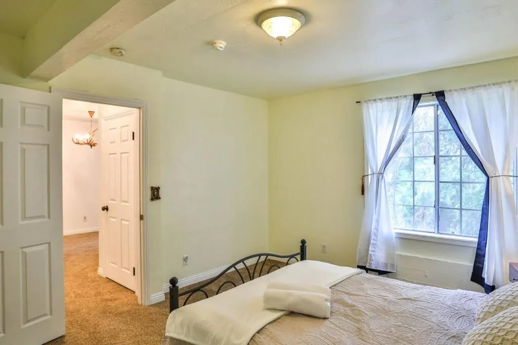 Bed in Lake house Cabin - Lake Arrowhead