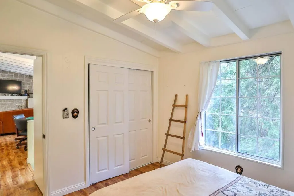 Bed in Lake house Cabin - Lake Arrowhead