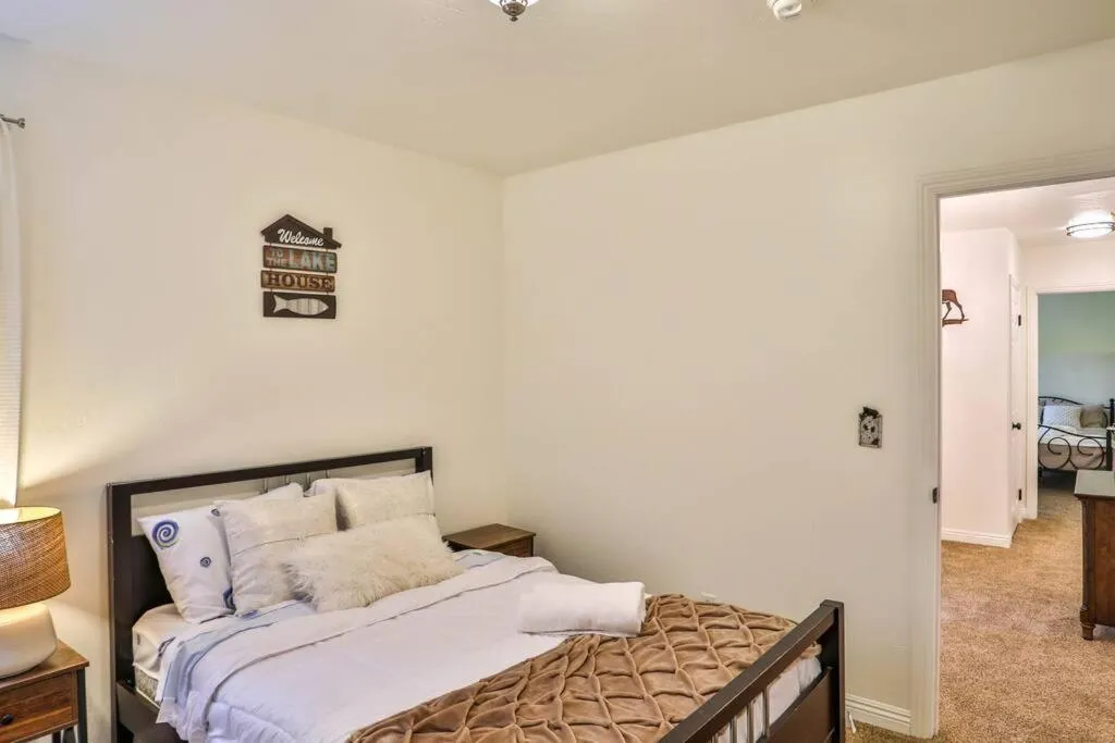 Bed in Lake house Cabin - Lake Arrowhead