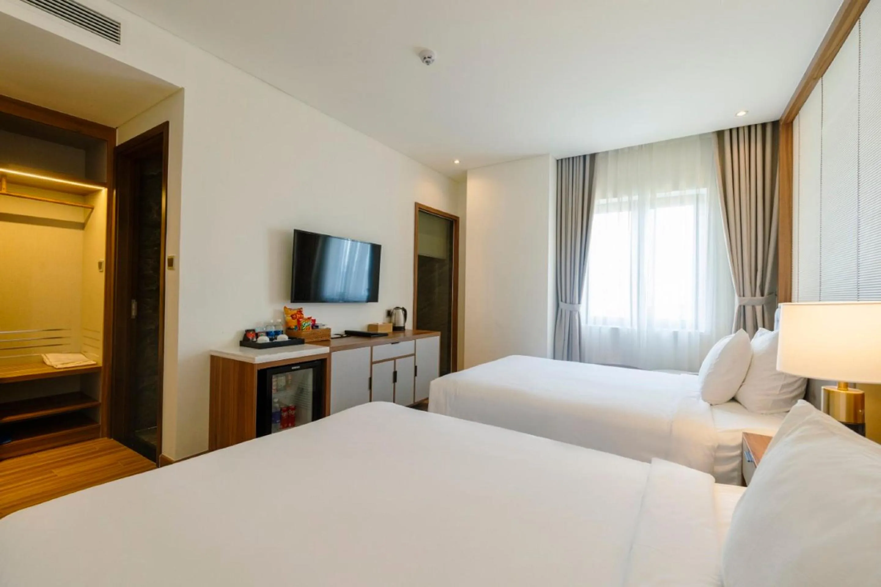 hair dresser, Bed in The Tahiti Beach Hotel