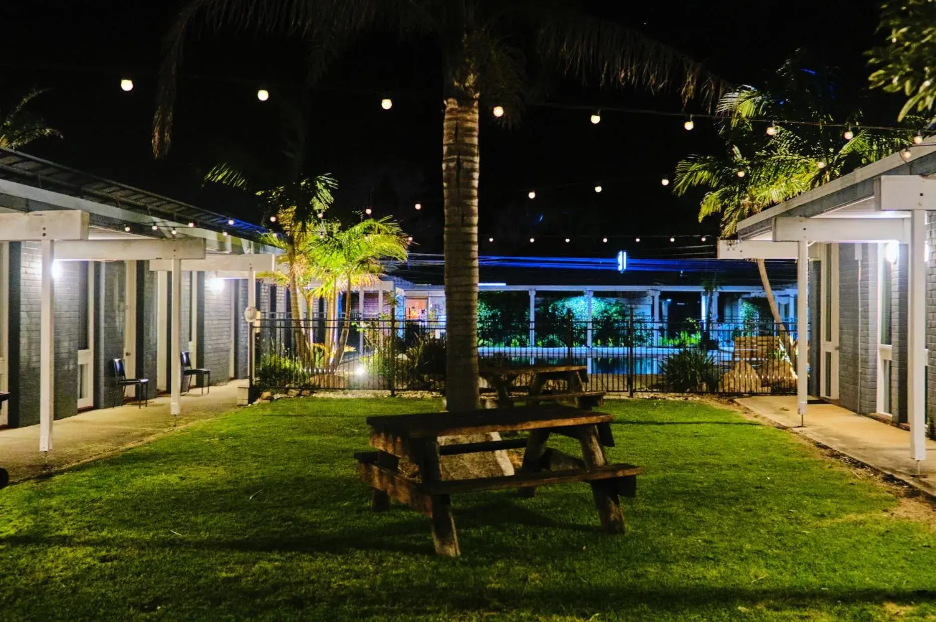 Triple Room with Pool View in Mallacoota Hotel Motel Triple Room with Pool View in Mallacoota Hotel Motel