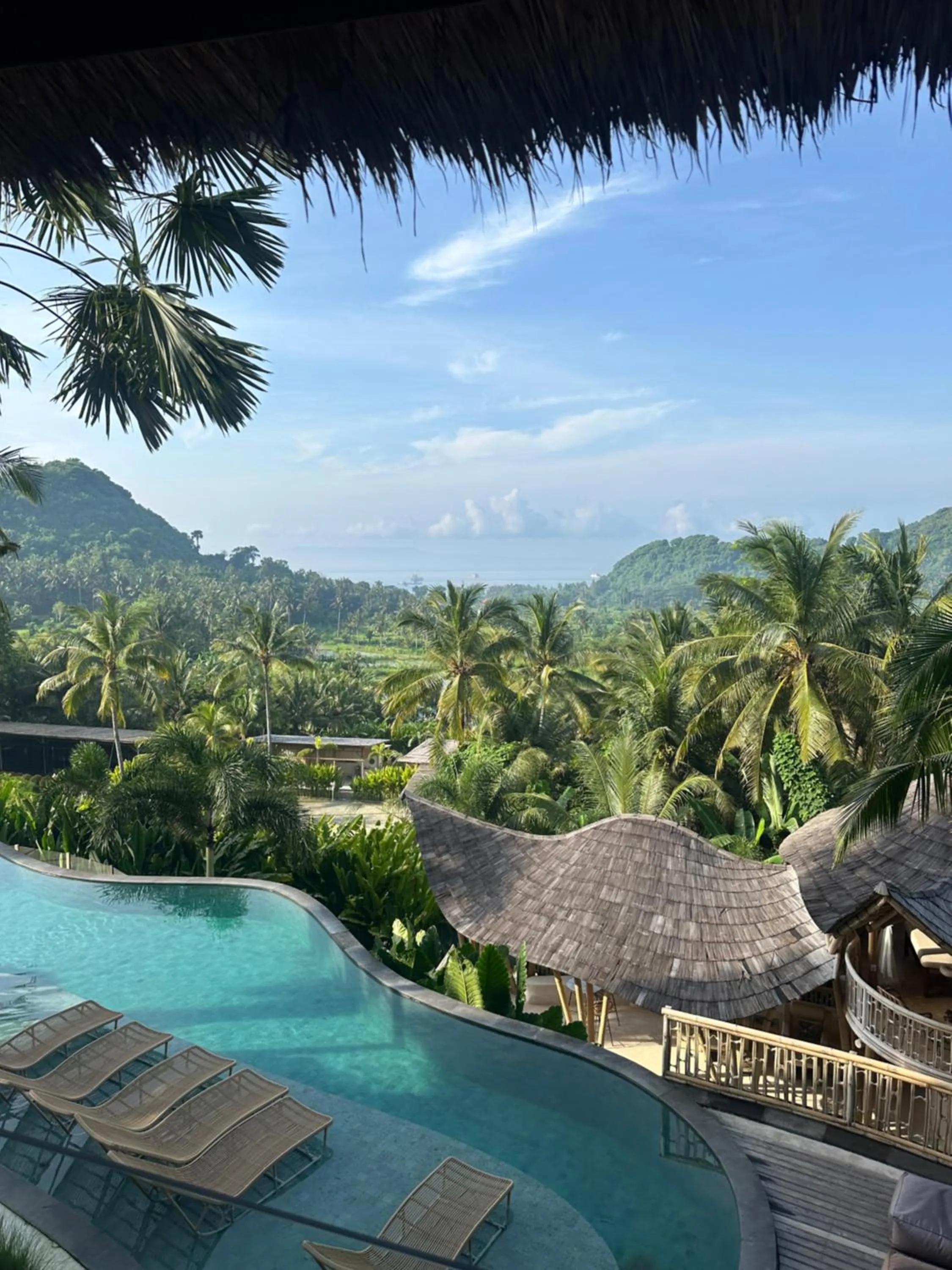 Pool view in Neano Escape
