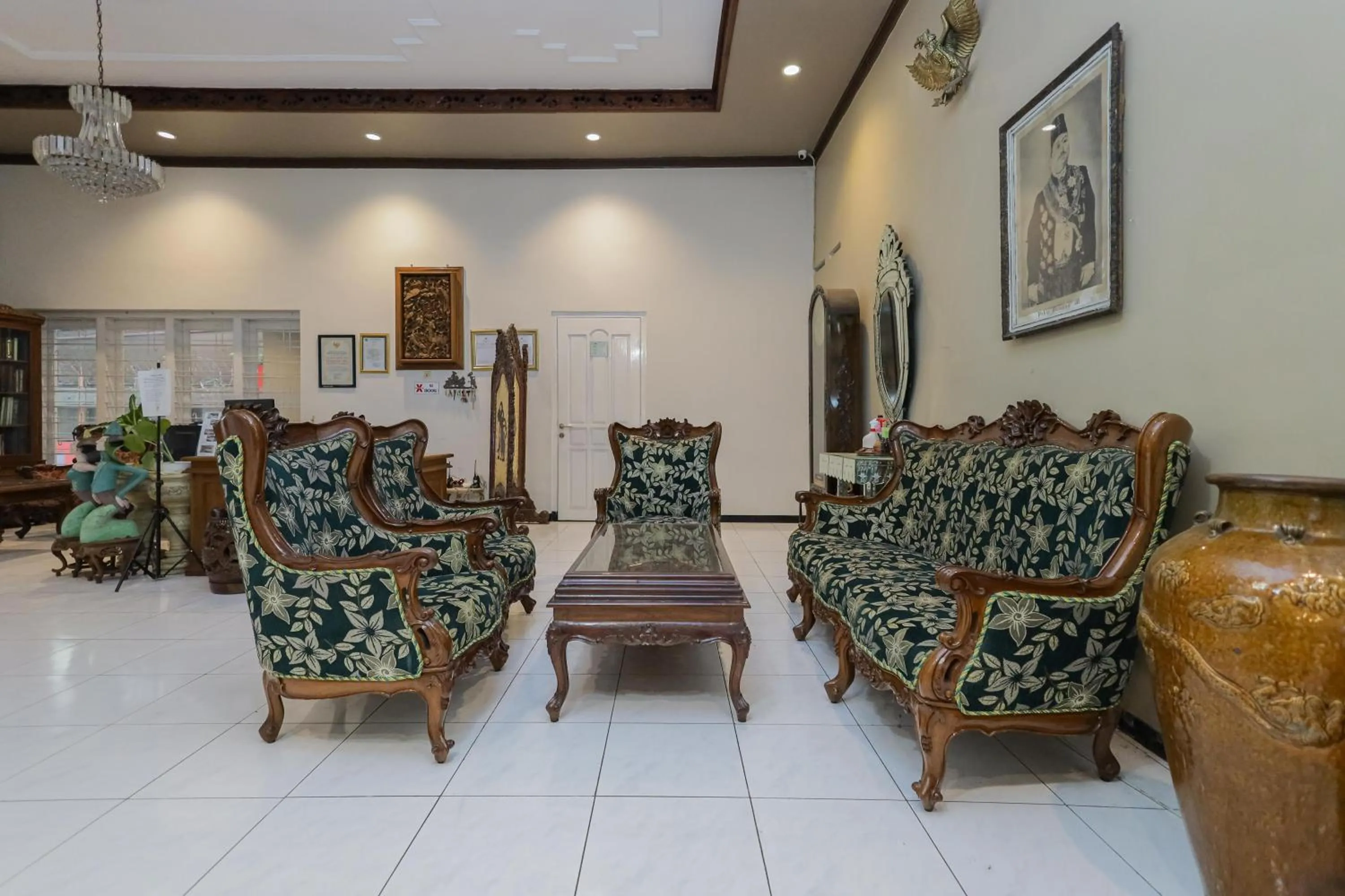 Seating area in RedDoorz Plus At Swun Stay Raya Langsep