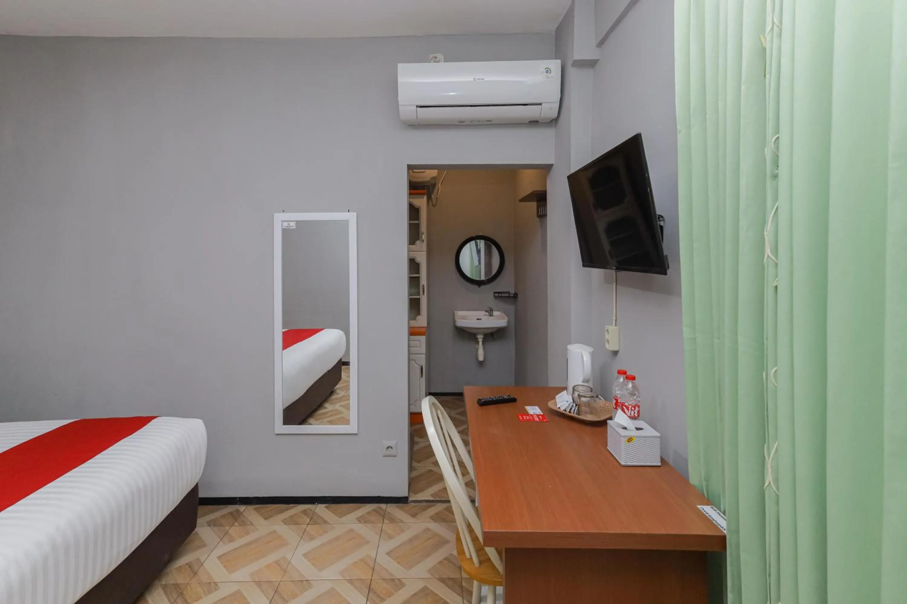 Bedroom, Bed in RedDoorz Plus At Swun Stay Raya Langsep