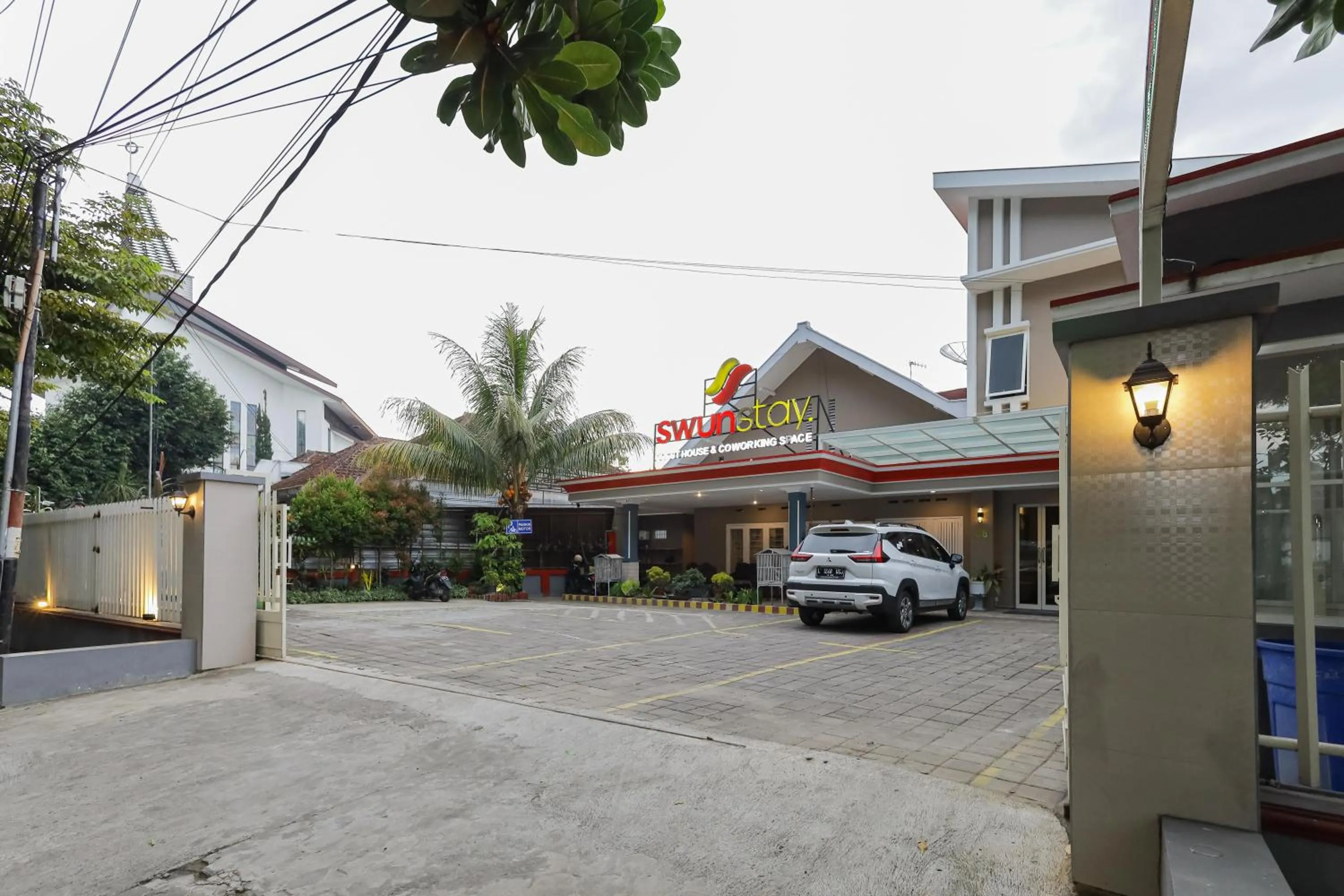 Property building in RedDoorz Plus At Swun Stay Raya Langsep