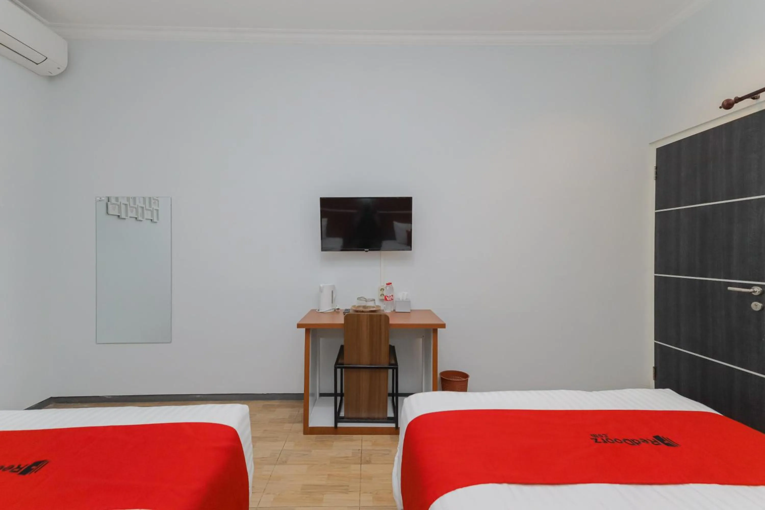 Bedroom, Bed in RedDoorz Plus At Swun Stay Raya Langsep