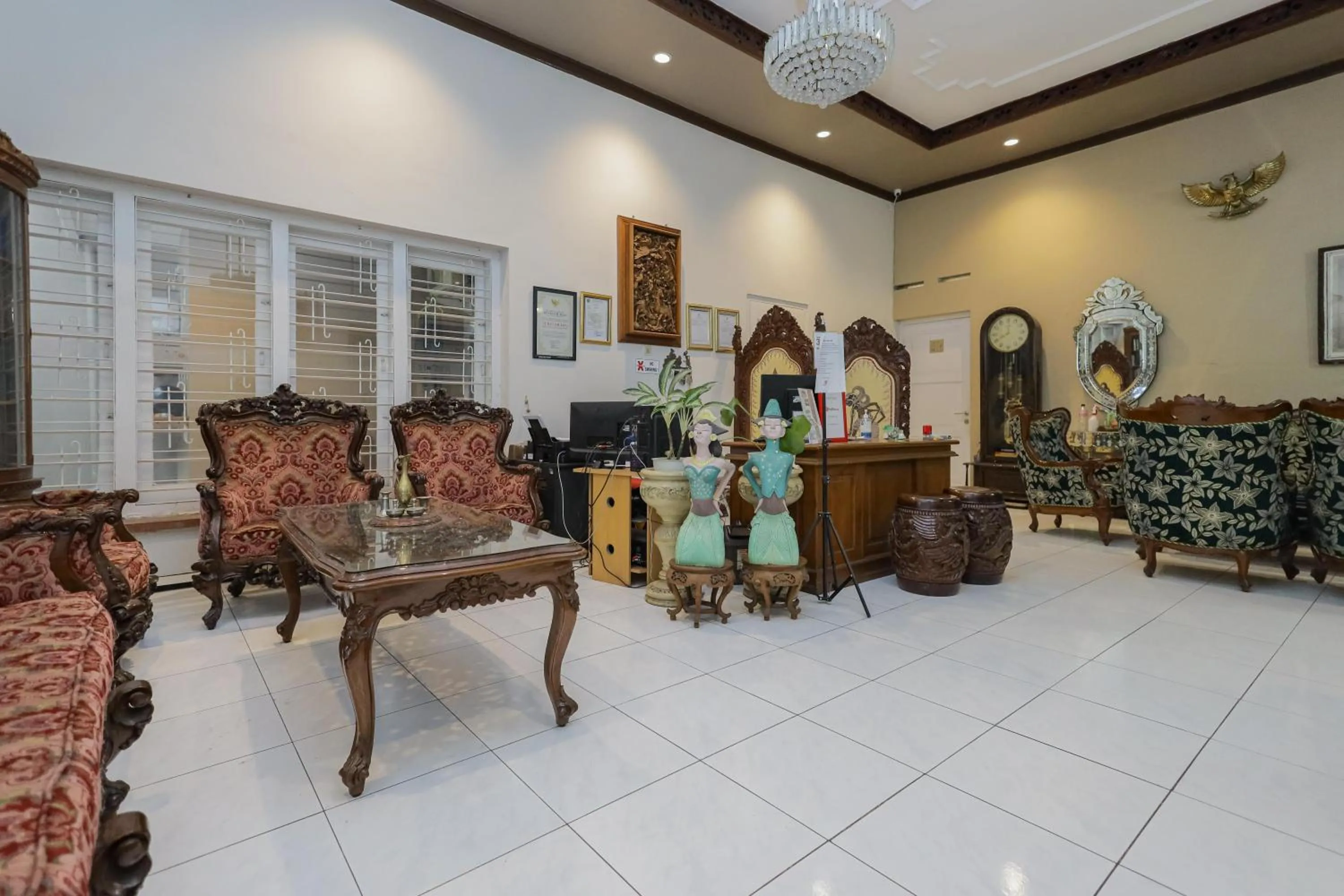 Seating area in RedDoorz Plus At Swun Stay Raya Langsep