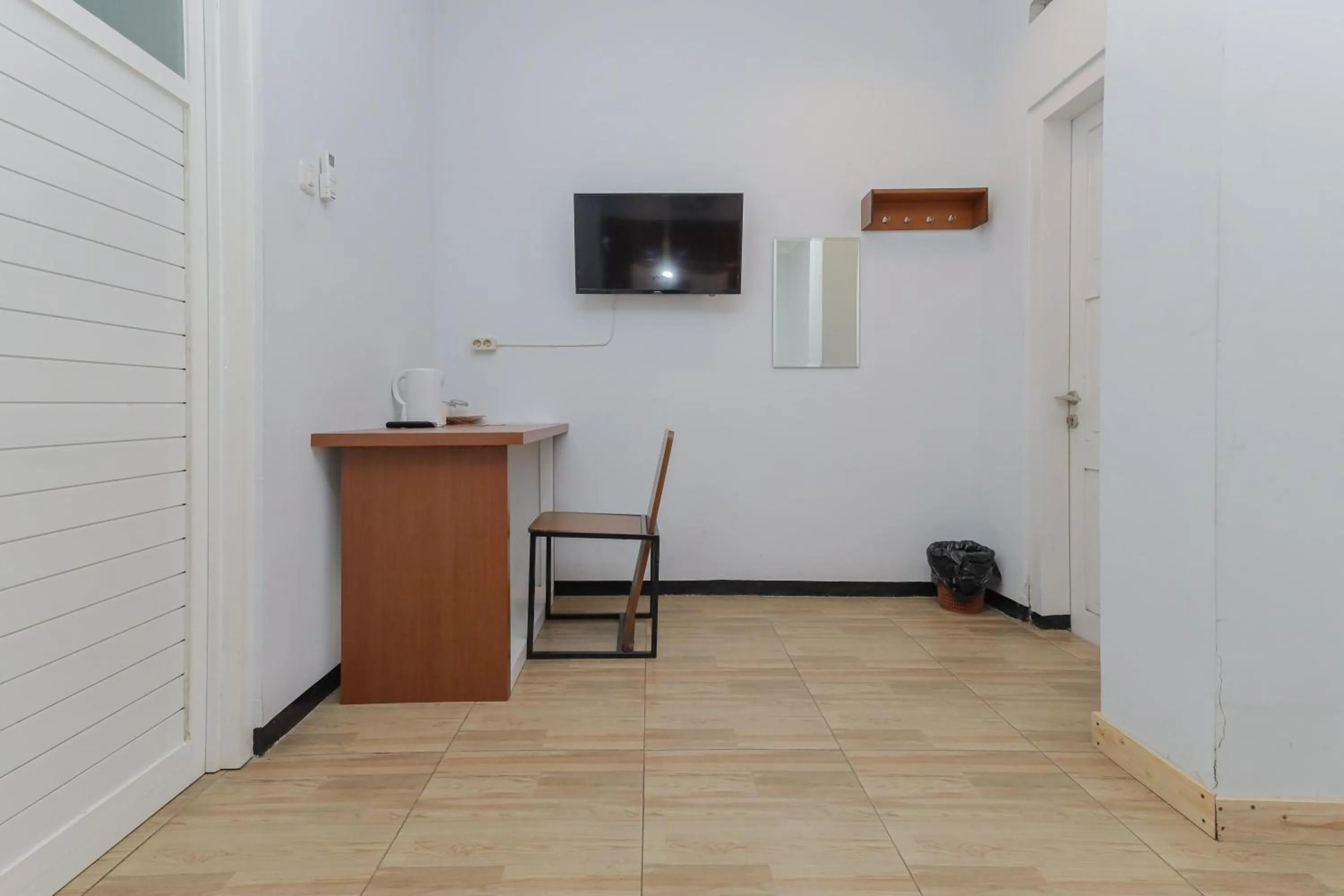 TV and multimedia in RedDoorz Plus At Swun Stay Raya Langsep