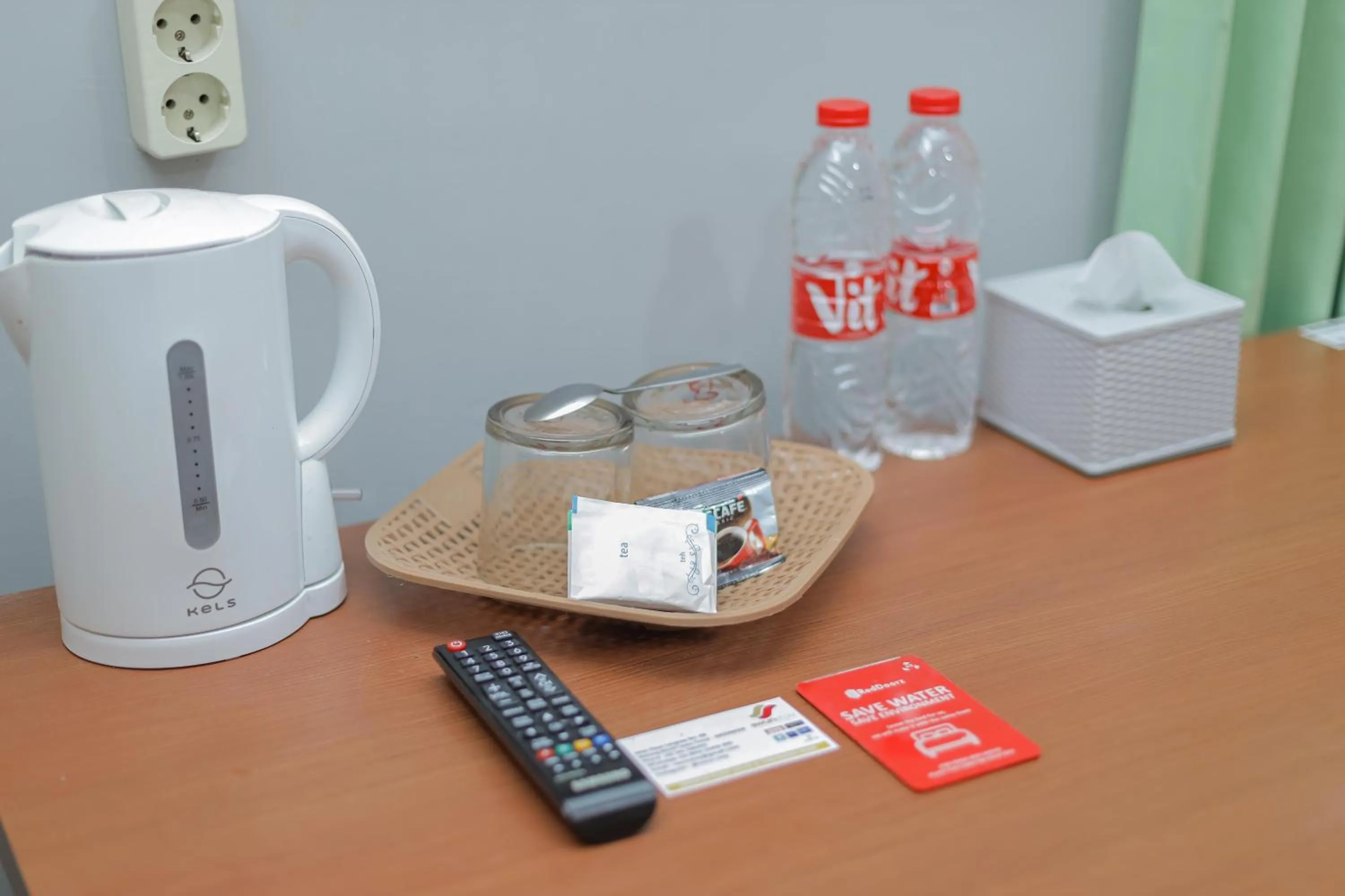 Coffee/tea facilities in RedDoorz Plus At Swun Stay Raya Langsep
