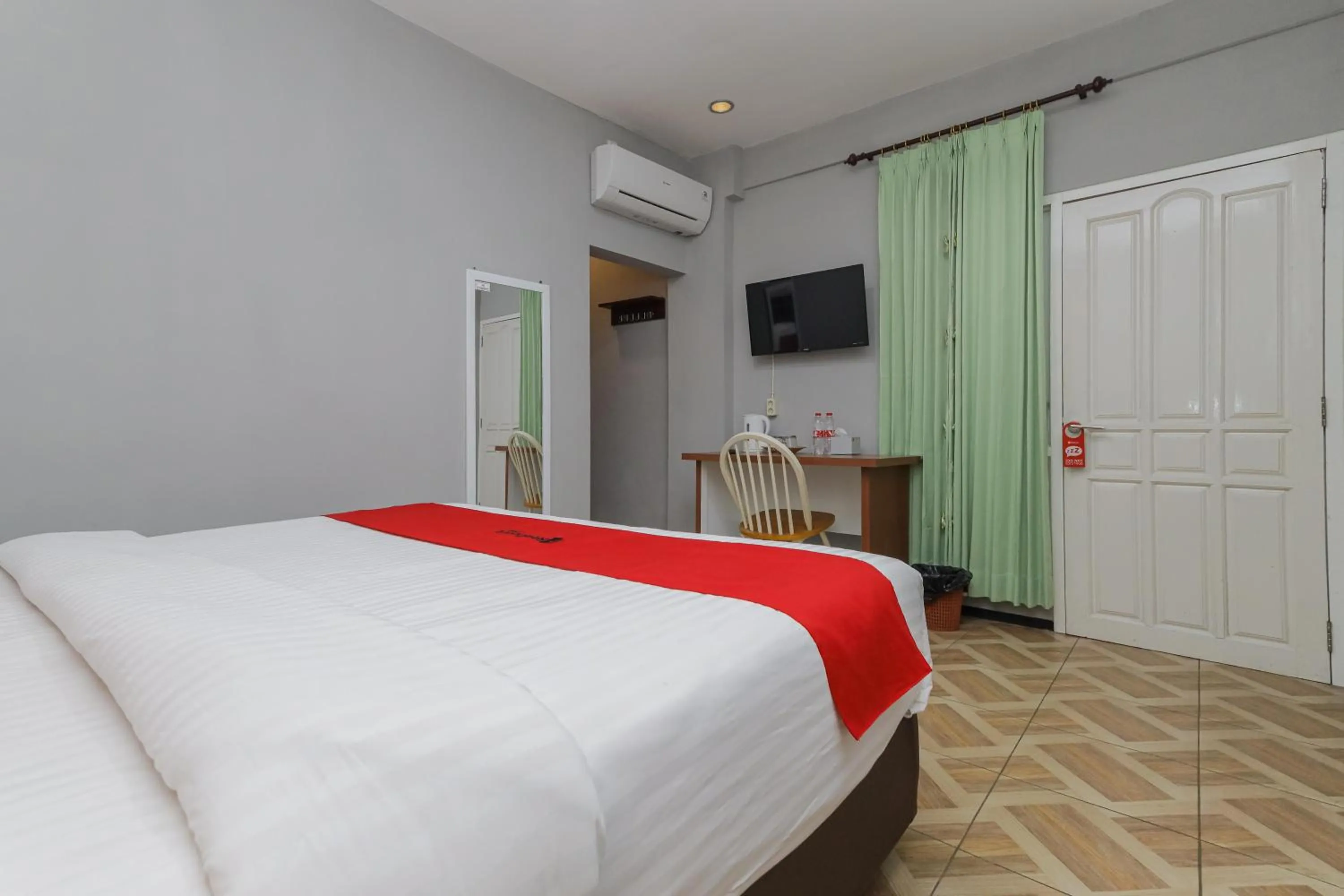 Bedroom, Bed in RedDoorz Plus At Swun Stay Raya Langsep