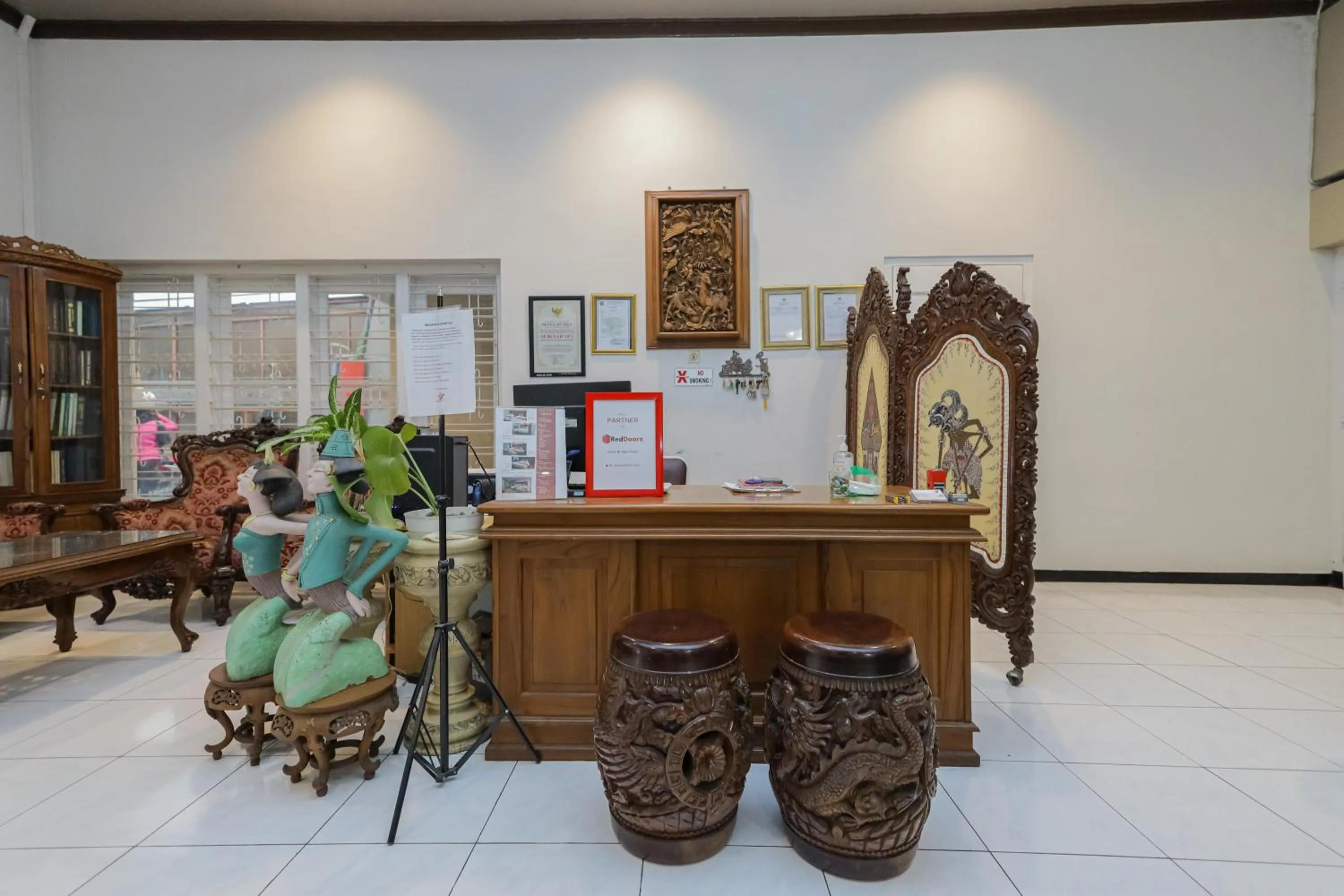 Lobby or reception in RedDoorz Plus At Swun Stay Raya Langsep