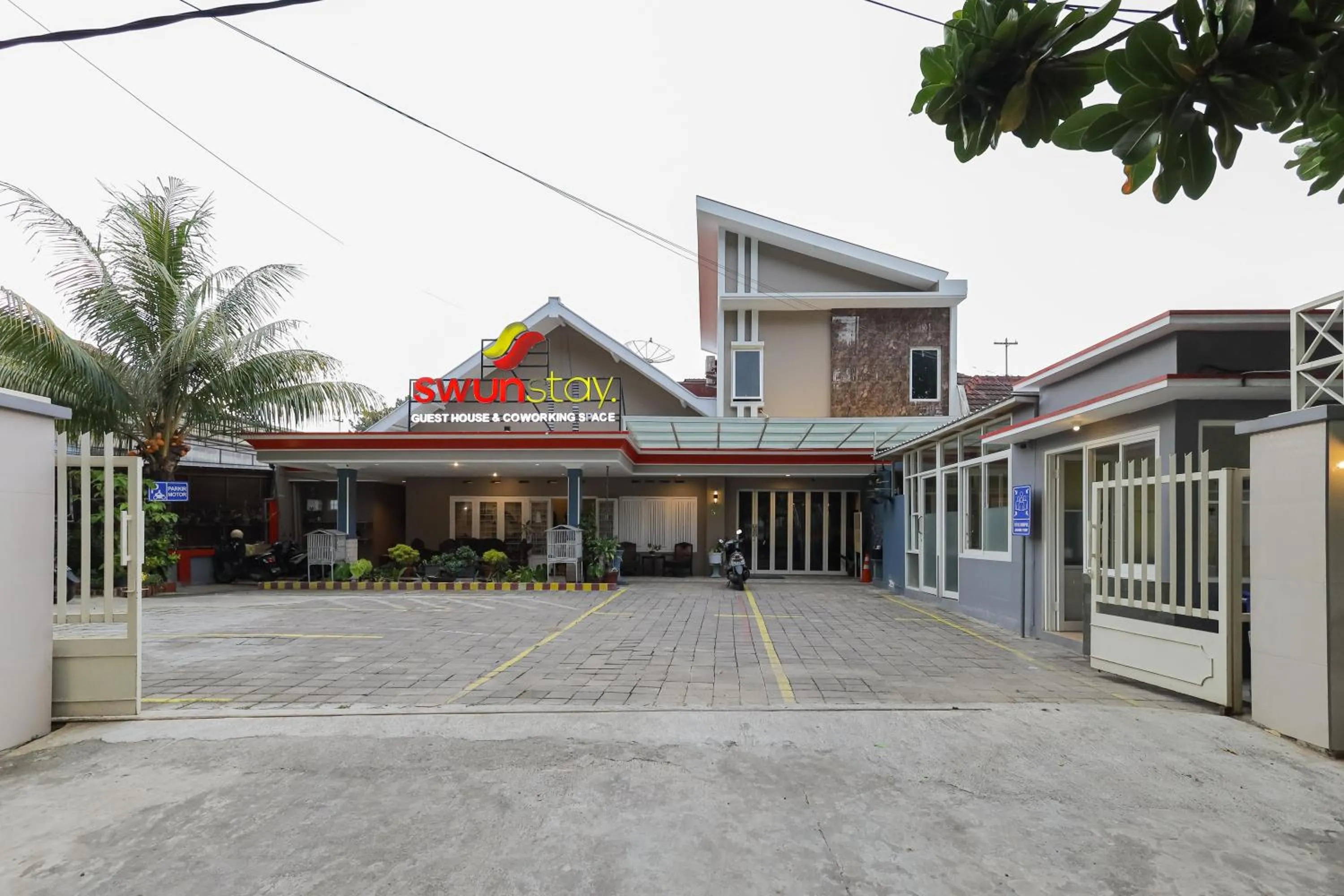 Property building in RedDoorz Plus At Swun Stay Raya Langsep