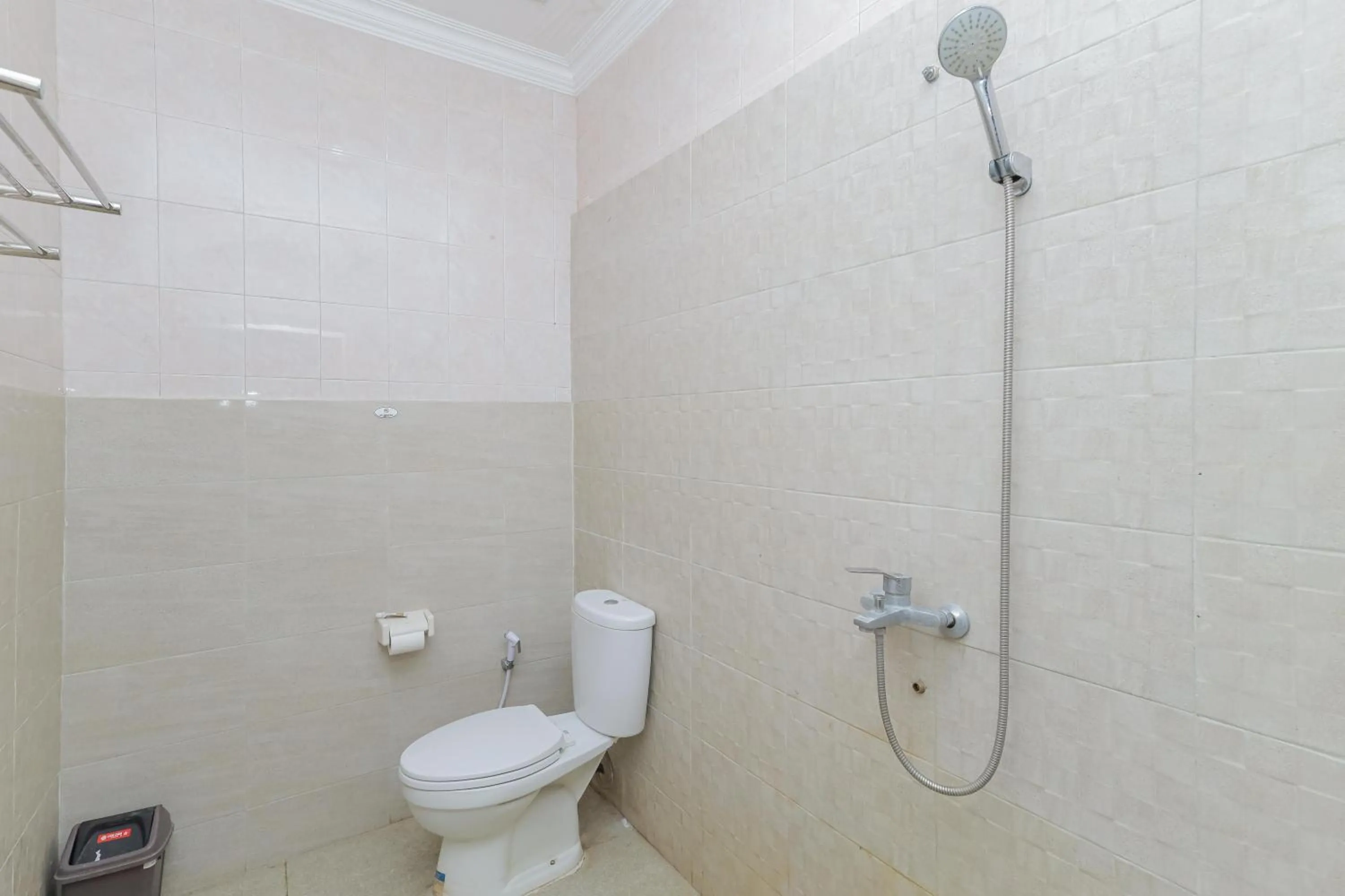 Bathroom in RedDoorz Plus At Swun Stay Raya Langsep
