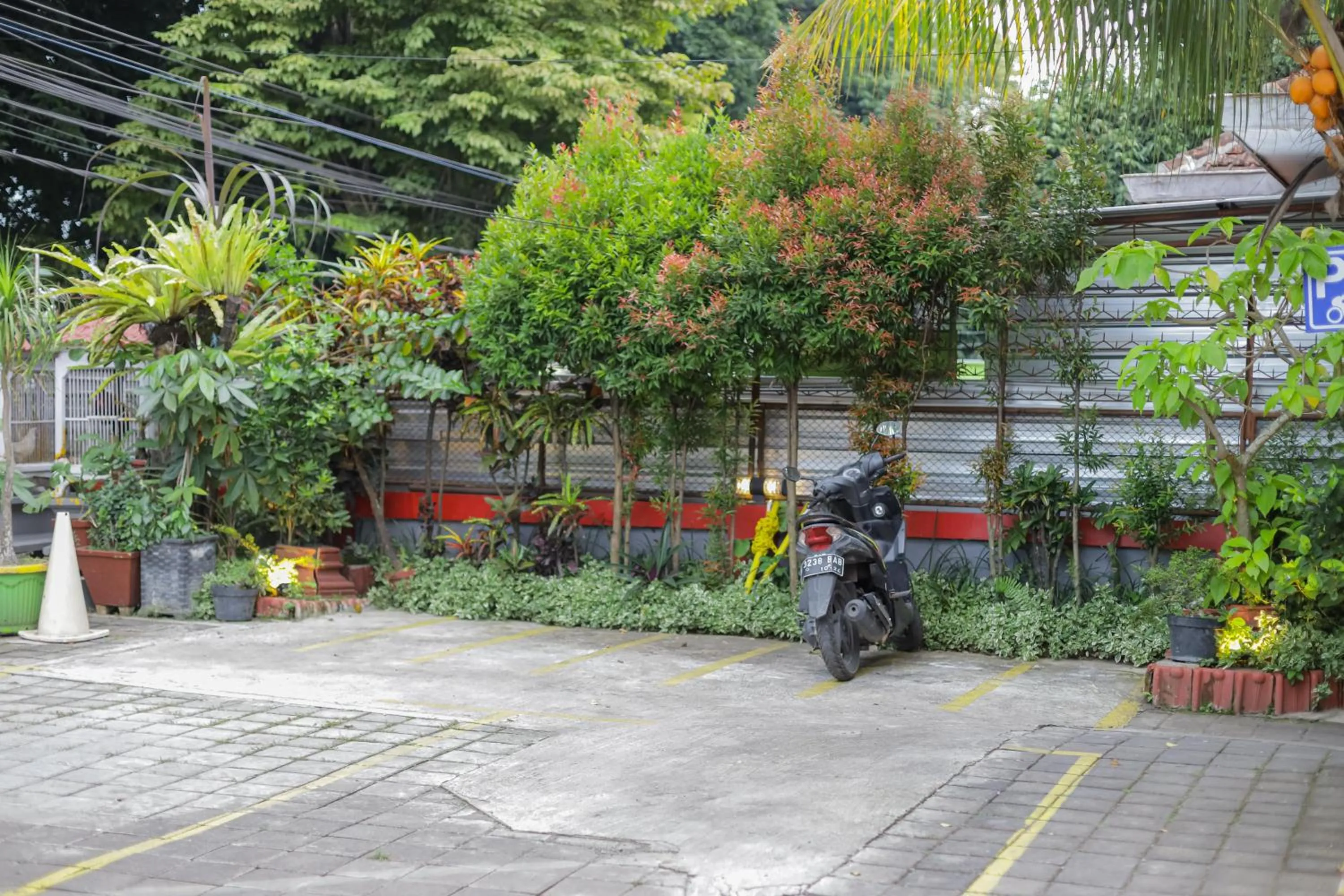 Parking in RedDoorz Plus At Swun Stay Raya Langsep