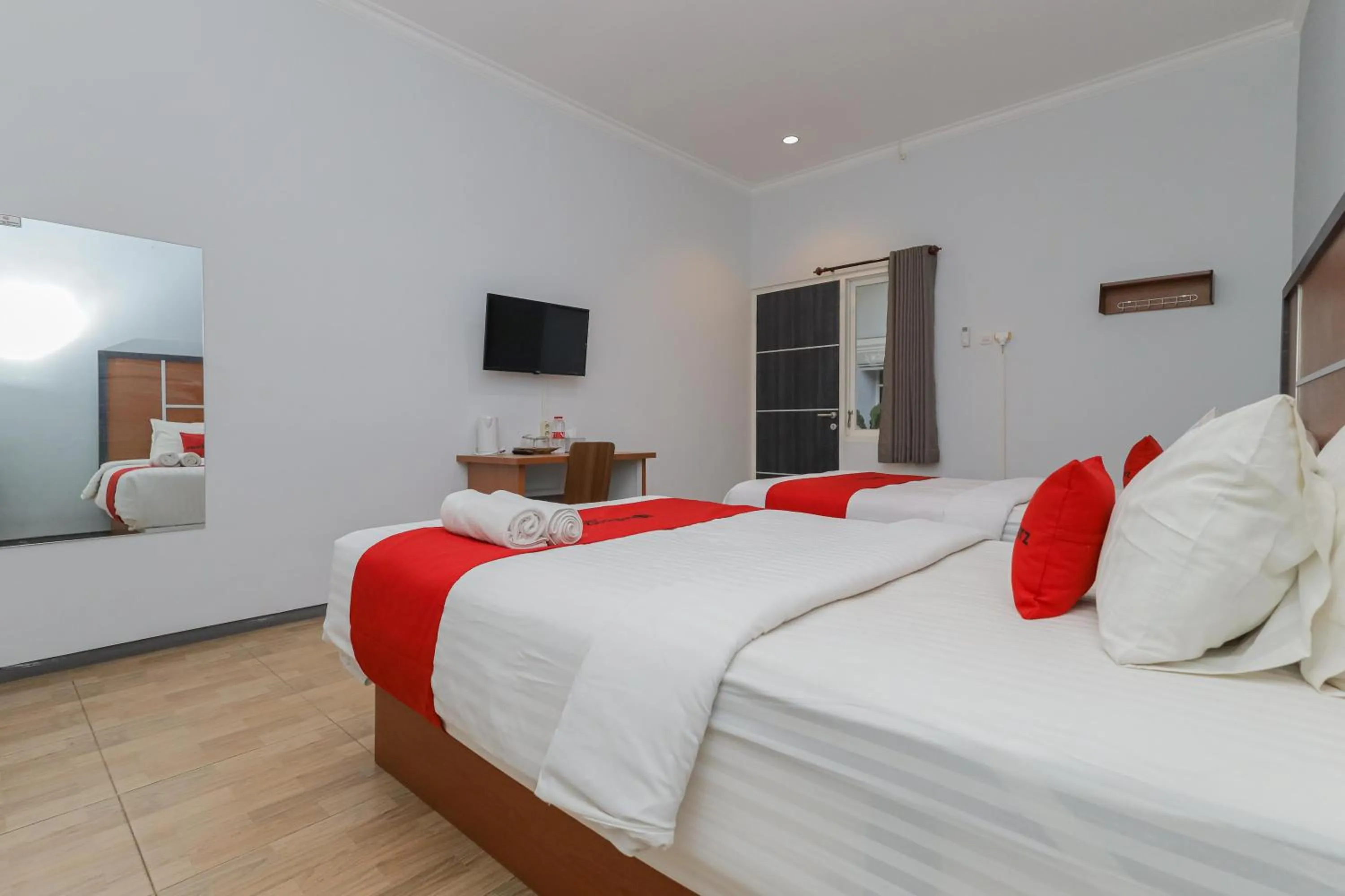 Bedroom, Bed in RedDoorz Plus At Swun Stay Raya Langsep