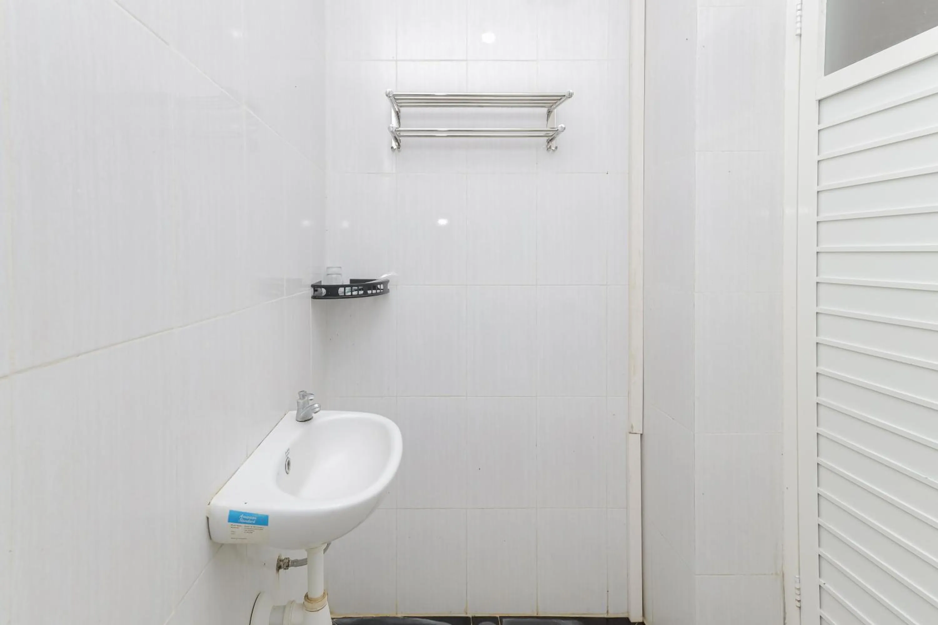 Bathroom in RedDoorz Plus At Swun Stay Raya Langsep