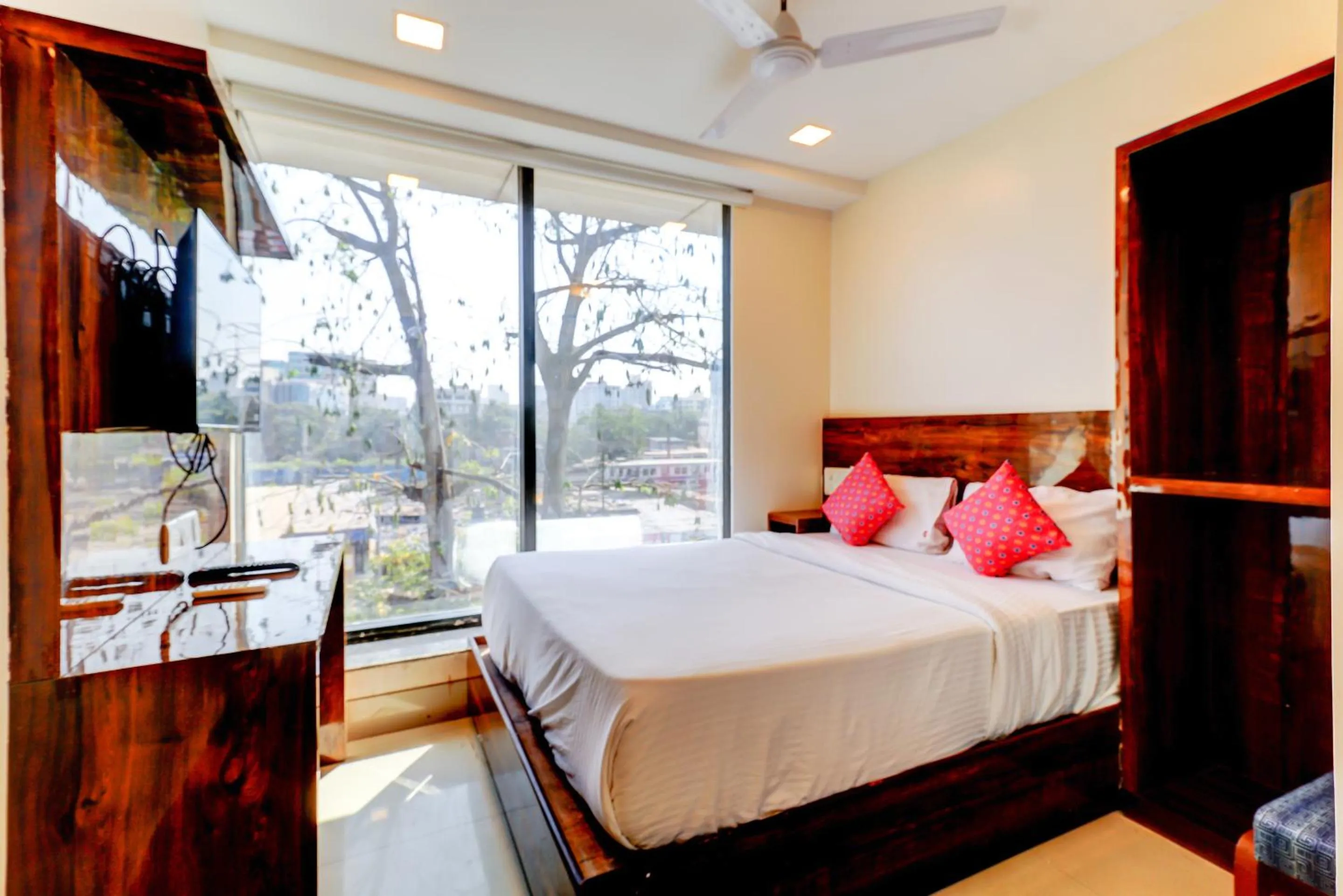 Photo of the whole room, Bed in Hotel Prime Inn, Andheri West - Near Mumbai International Airport