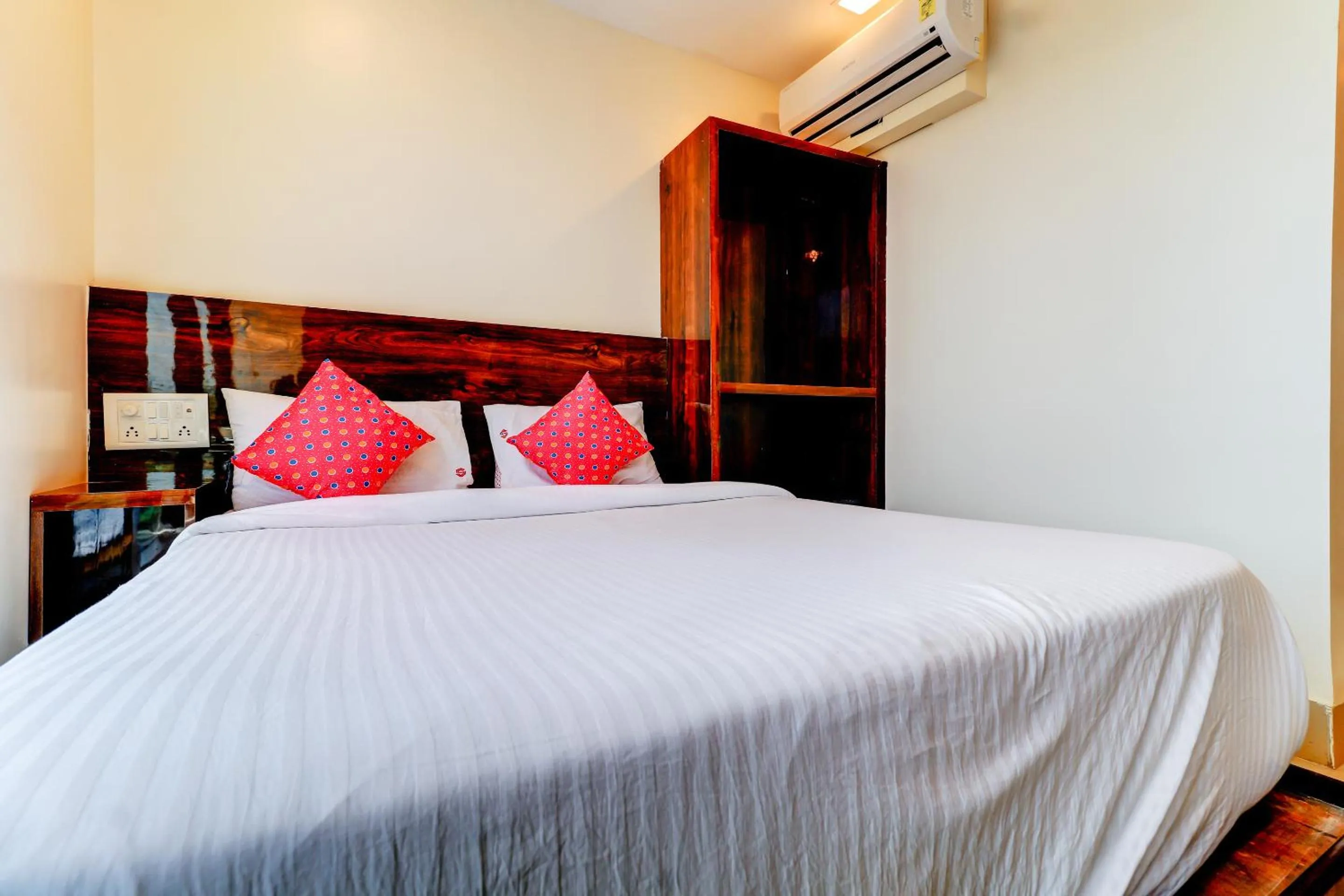 Bed in Hotel Prime Inn, Andheri West - Near Mumbai International Airport