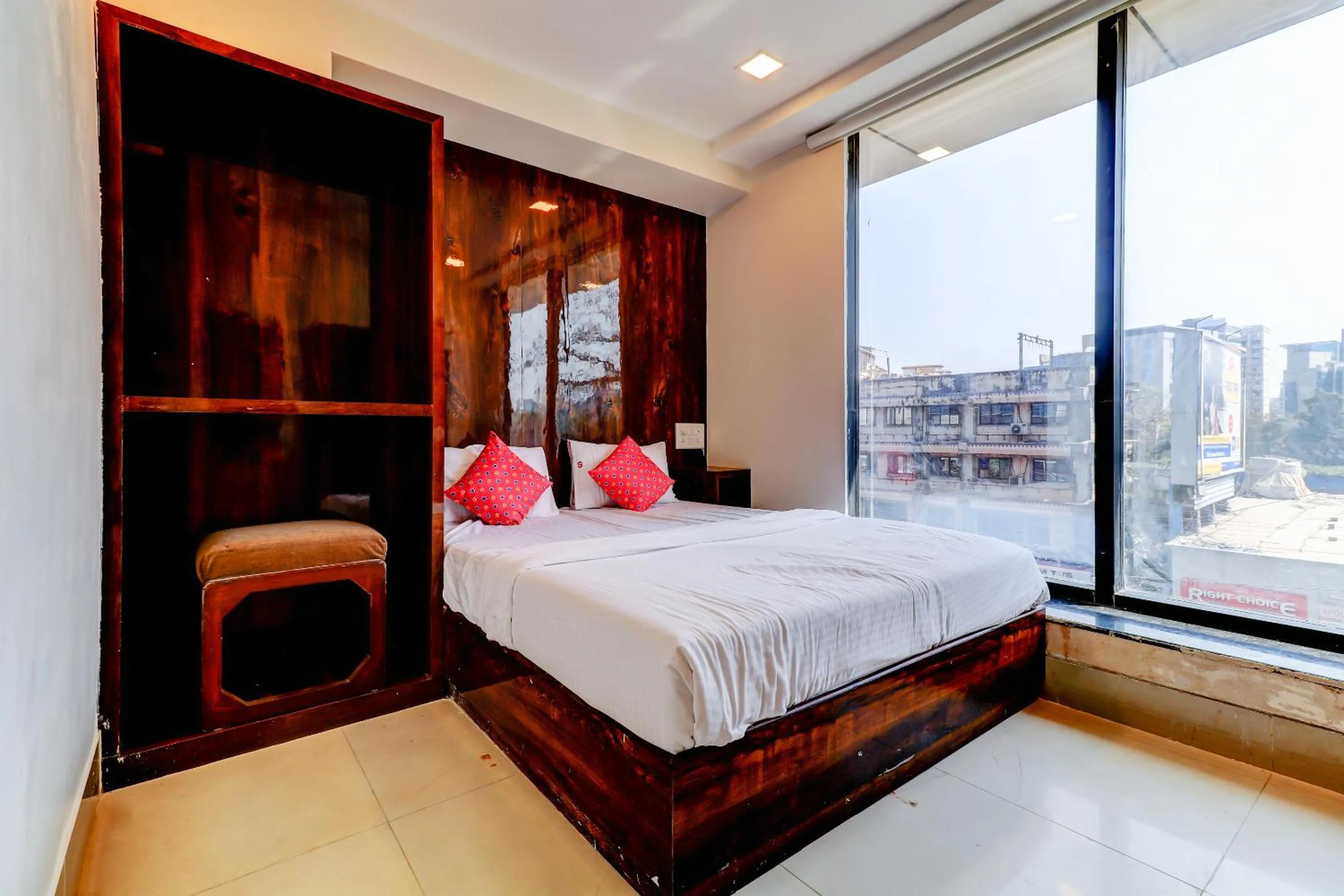 Photo of the whole room, Bed in Hotel Prime Inn, Andheri West - Near Mumbai International Airport