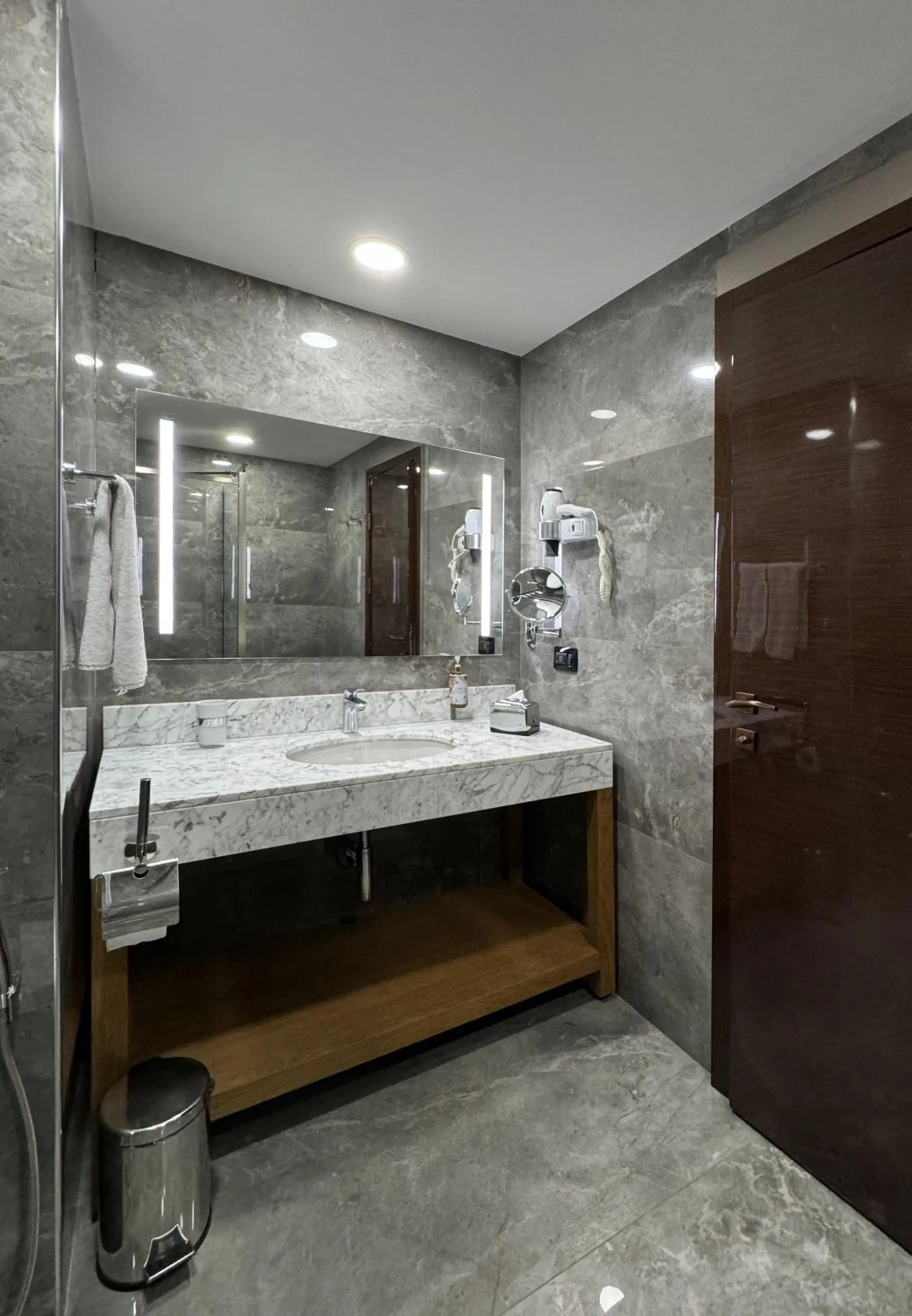 Shower in Marjan Plaza Hotel