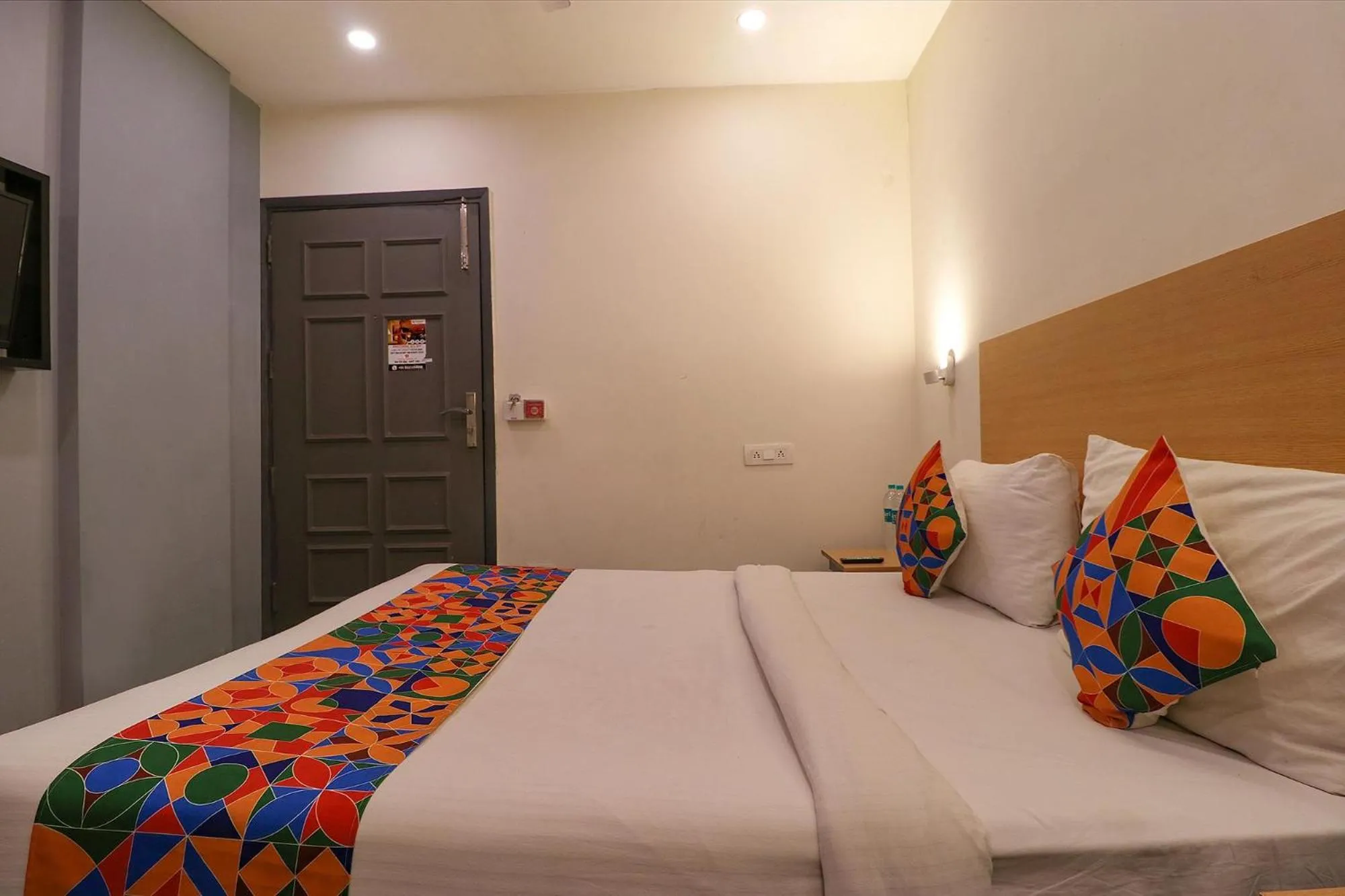 Bed in FabHotel La Serene Punjabi Bagh