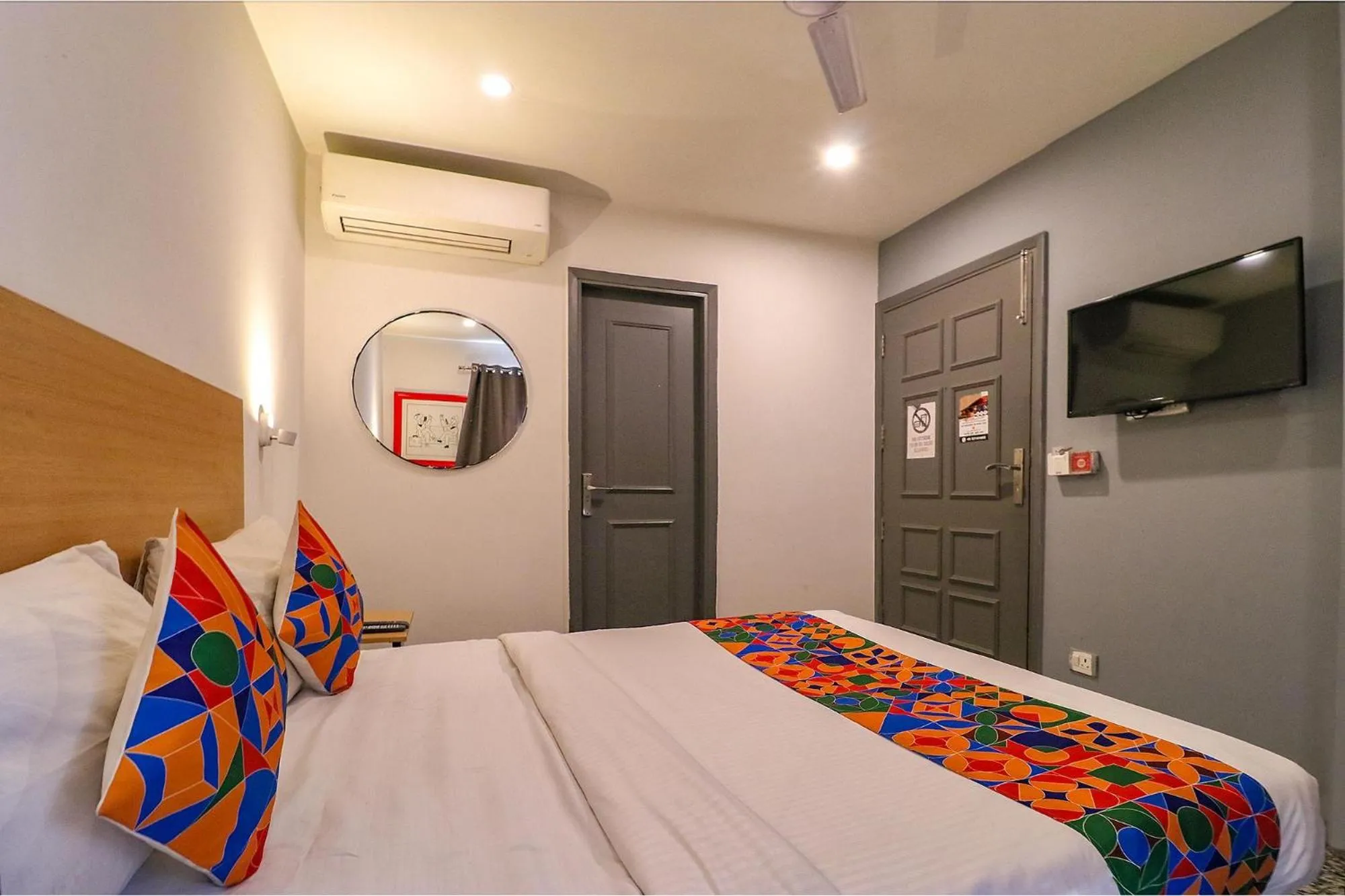Bed in FabHotel La Serene Punjabi Bagh