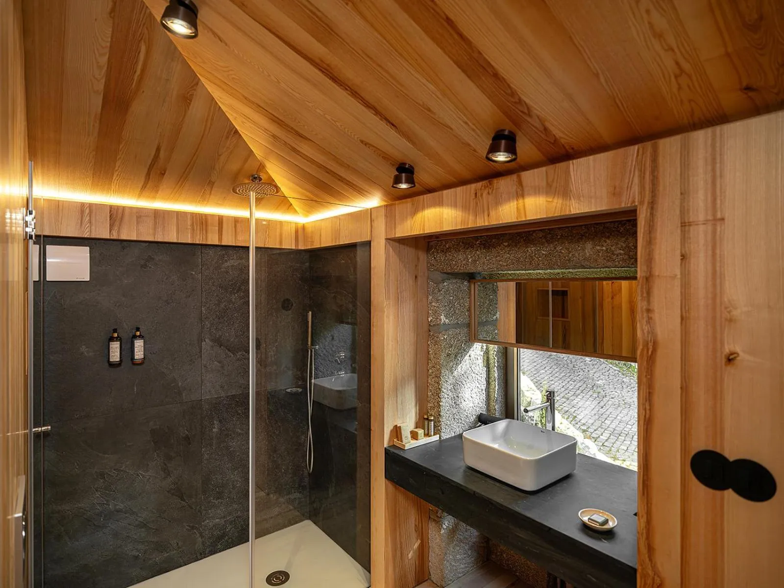 Shower in Lavandeira Douro Nature & Wellness