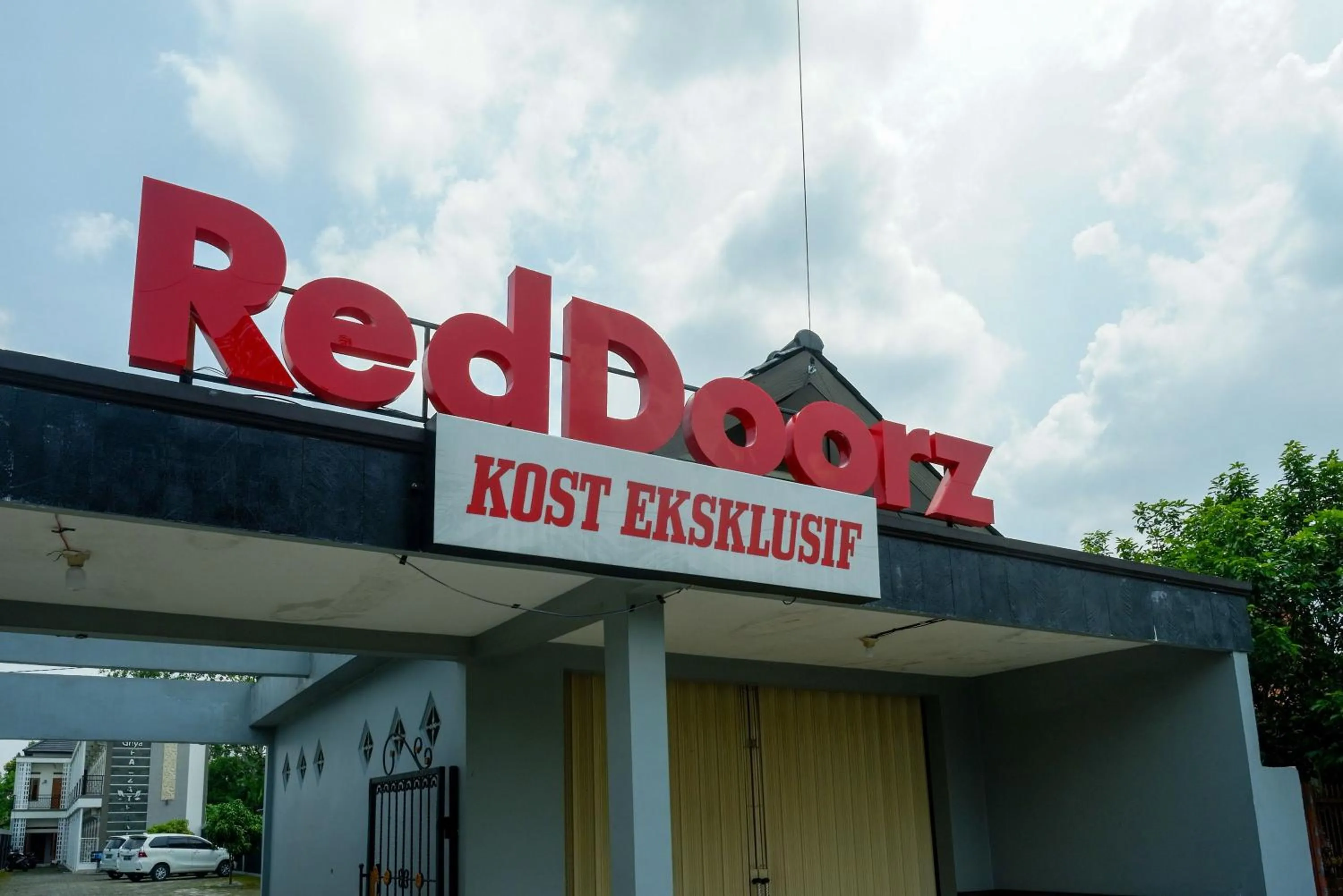 Facade/entrance in RedDoorz Syariah near RS Hermina Yogyakarta