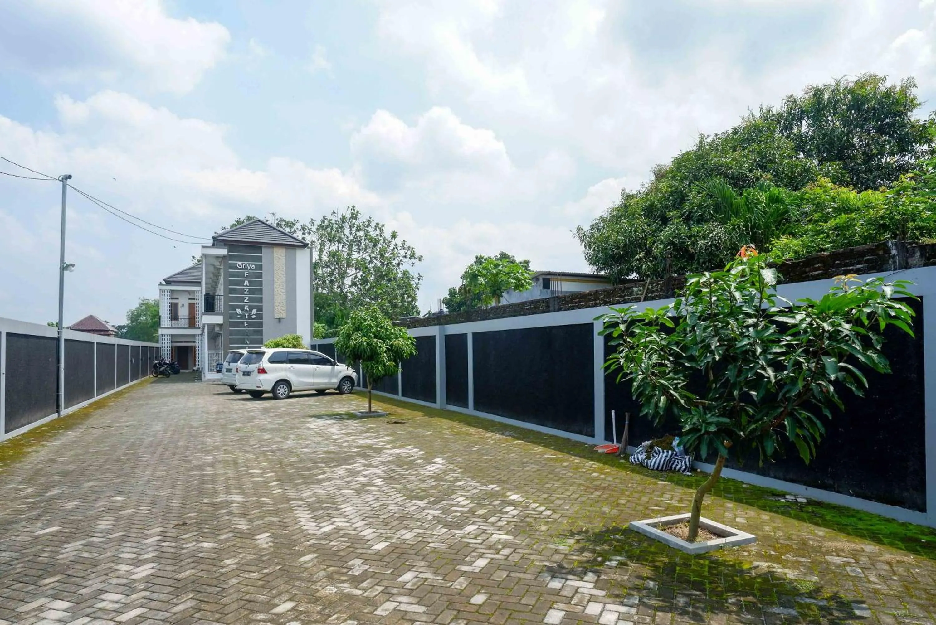 Parking in RedDoorz Syariah near RS Hermina Yogyakarta