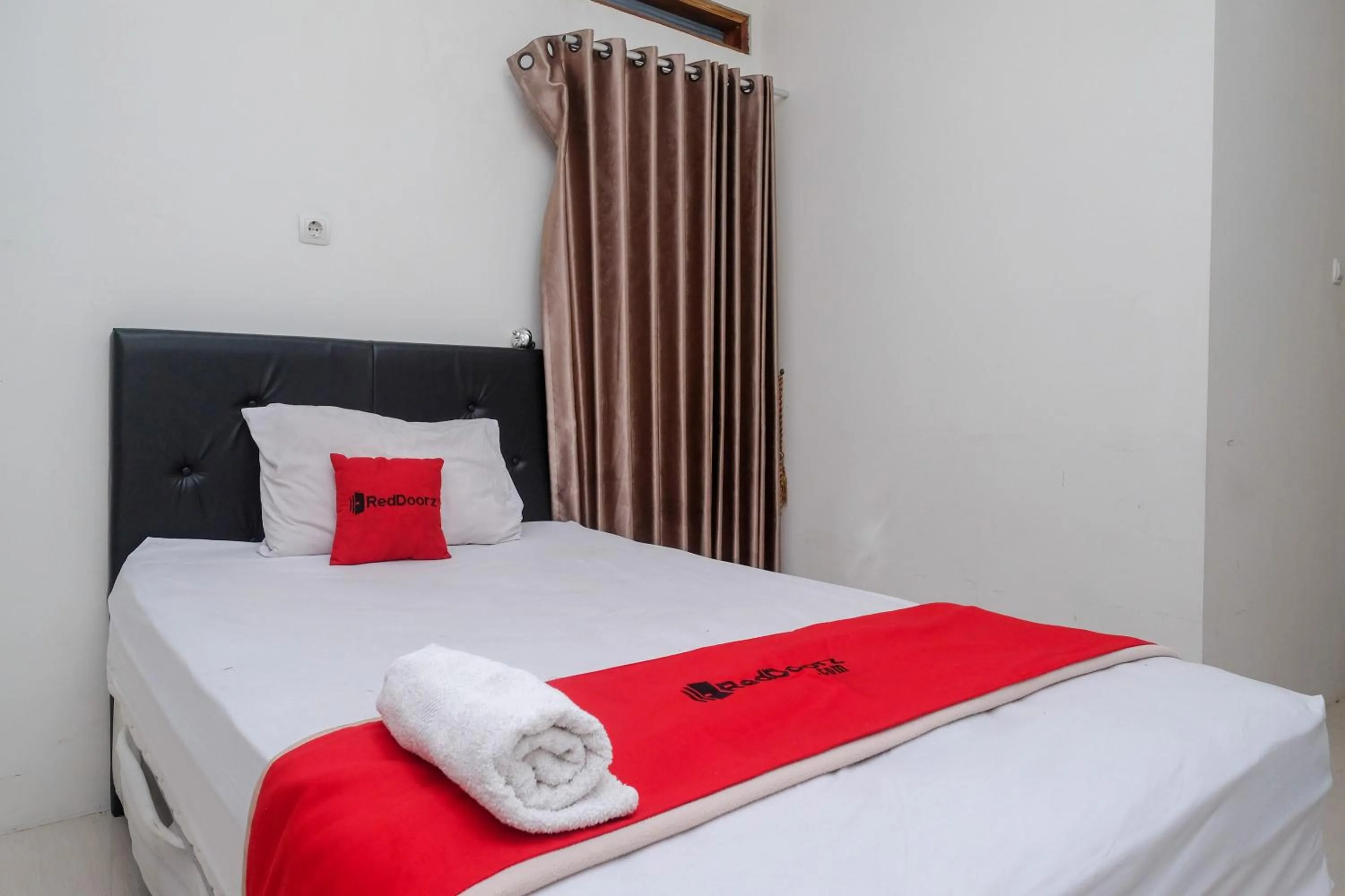 Bedroom, Bed in RedDoorz Syariah near RS Hermina Yogyakarta