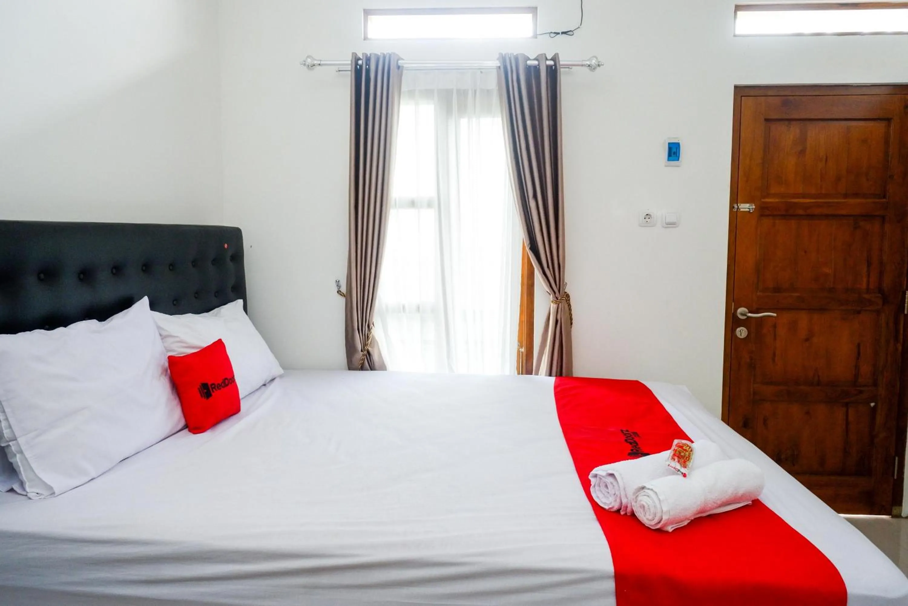 Bedroom, Bed in RedDoorz Syariah near RS Hermina Yogyakarta