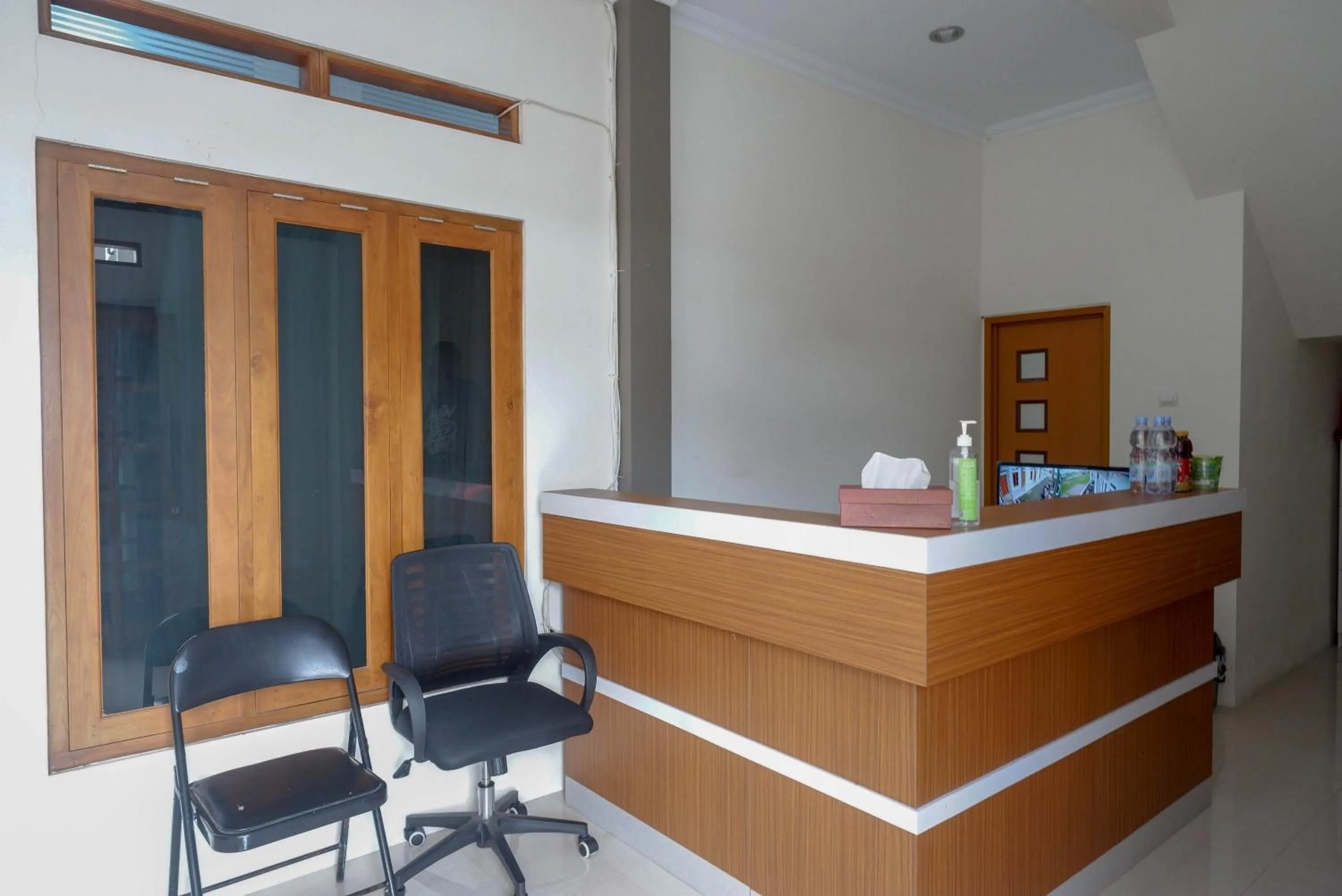 Lobby or reception in RedDoorz Syariah near RS Hermina Yogyakarta